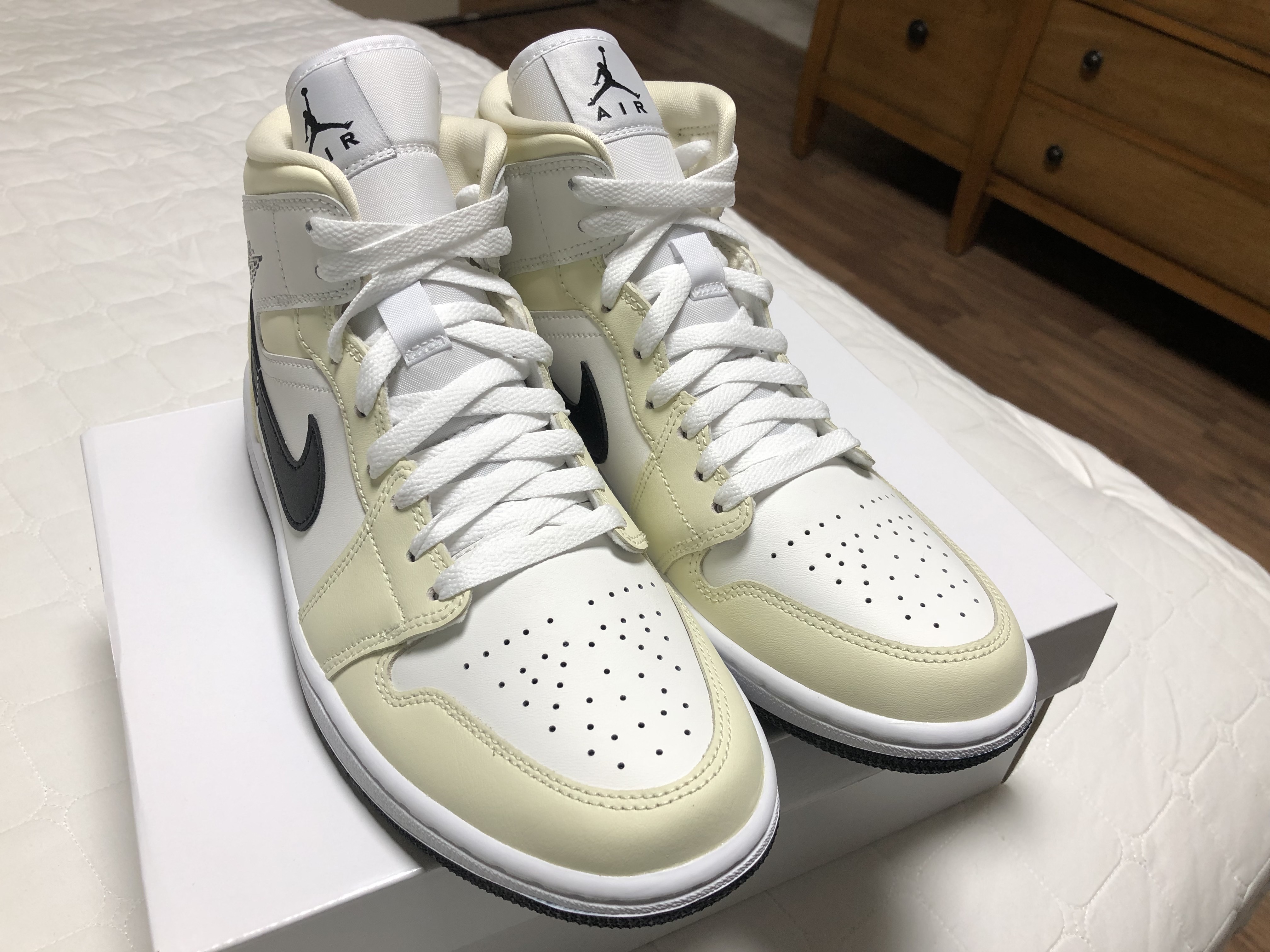 (W) Jordan 1 Mid Coconut Milk 착용 스타일 - 3