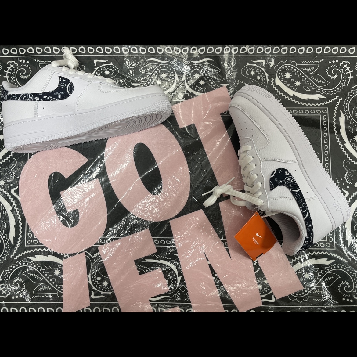 (W) Nike Air Force 1 '07 Essential Paisley Swoosh White Black 착용 스타일