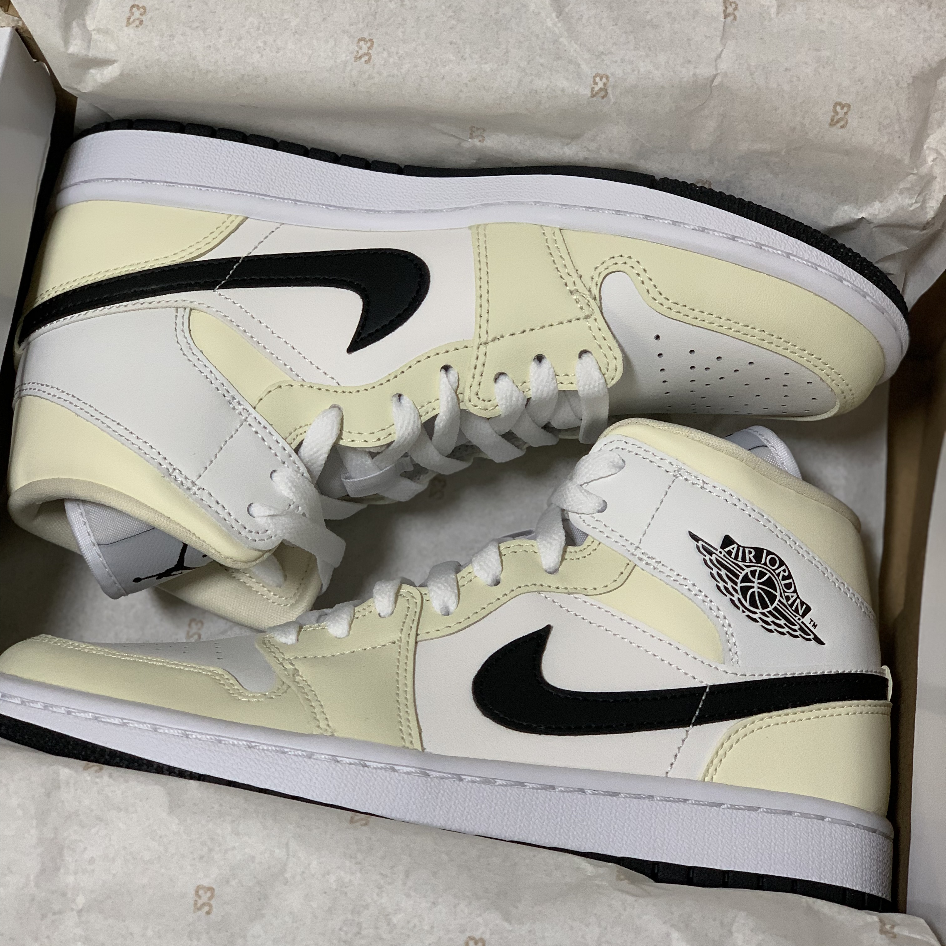 (W) Jordan 1 Mid Coconut Milk 착용 스타일 - 2
