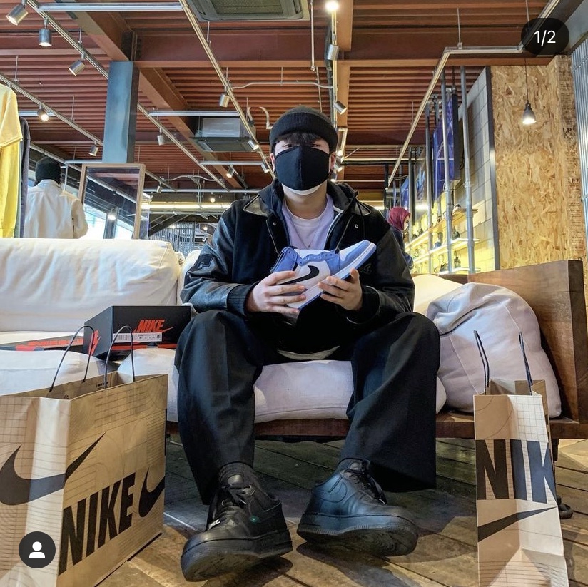 Jordan 1 Retro High OG University Blue, Nike Air Force 1 '07 Low Triple Black 착용 스타일