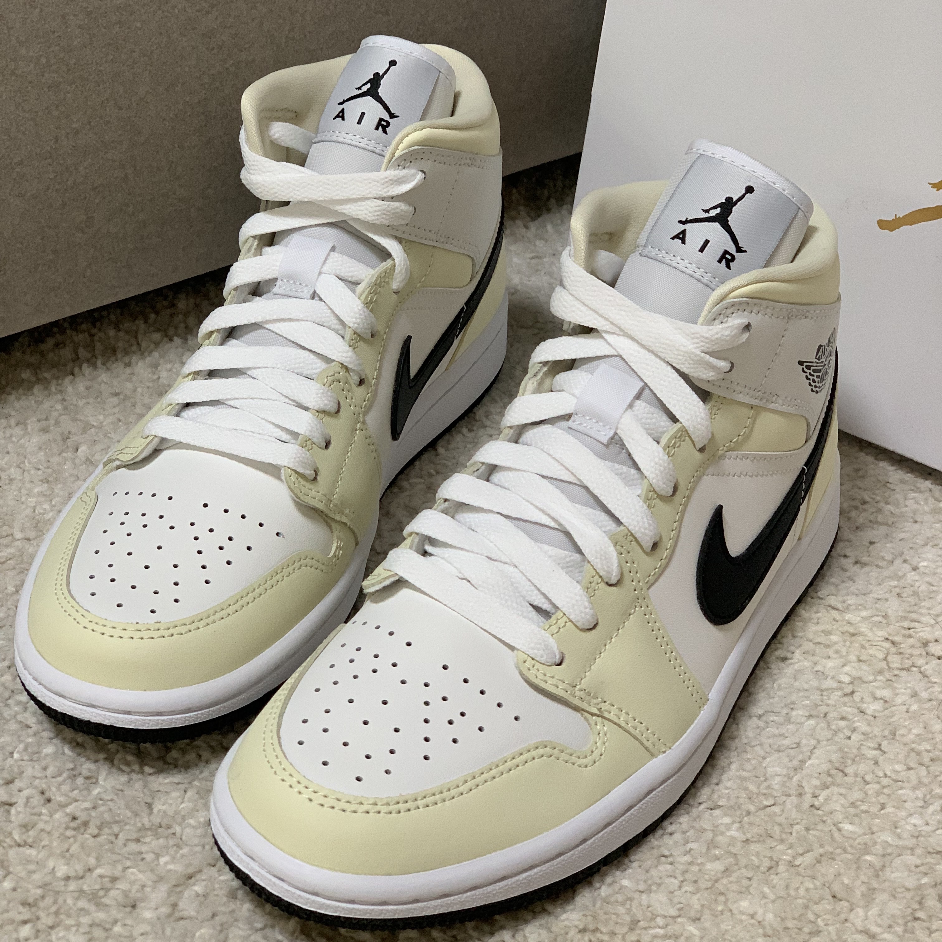 (W) Jordan 1 Mid Coconut Milk 착용 스타일 - 1