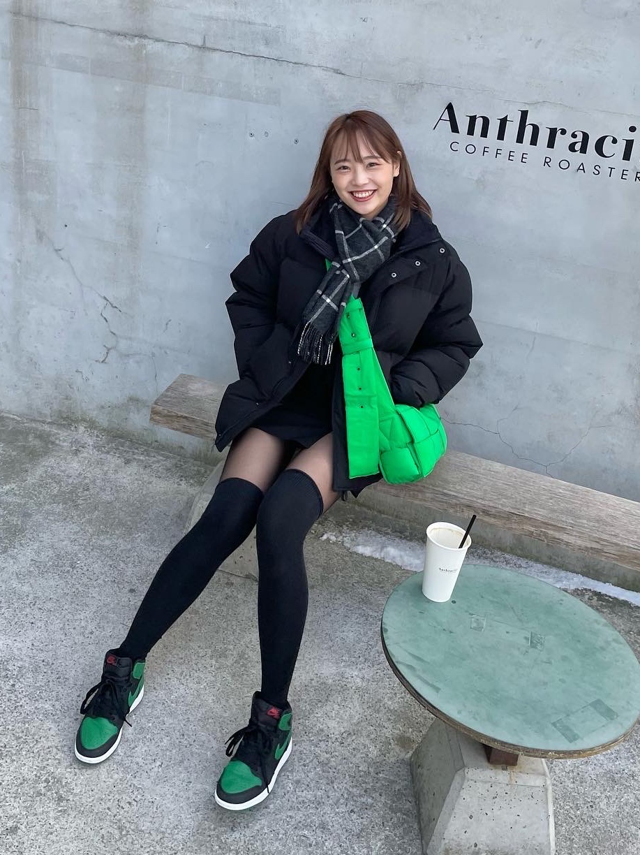 Bottega Veneta Padded Tech Cassette Parakeet, Jordan 1 Retro High OG Pine Green Black 착용 스타일 - 1