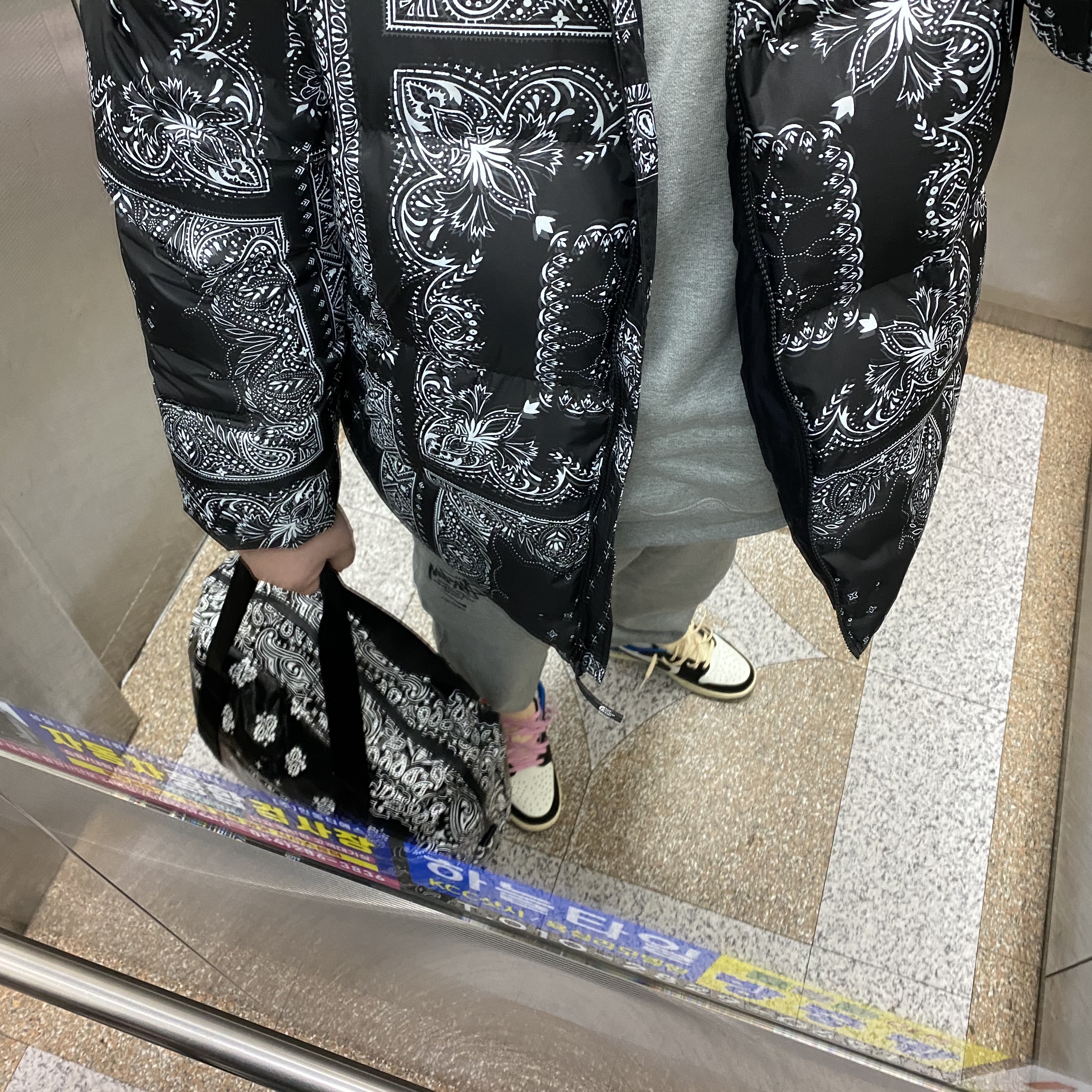 Supreme Bandana Tarp Small Duffle Bag Black - 21SS, The North Face Lofty Down Jacket Black 착용 스타일