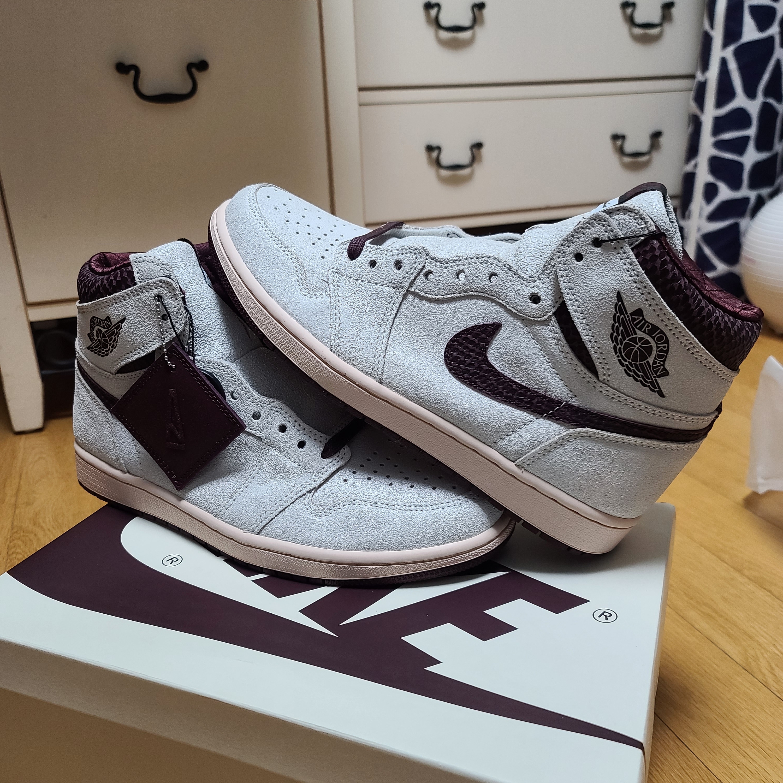 Jordan 1 x A Ma Maniere Retro High OG SP Sail and Burgundy 착용 스타일 - 2