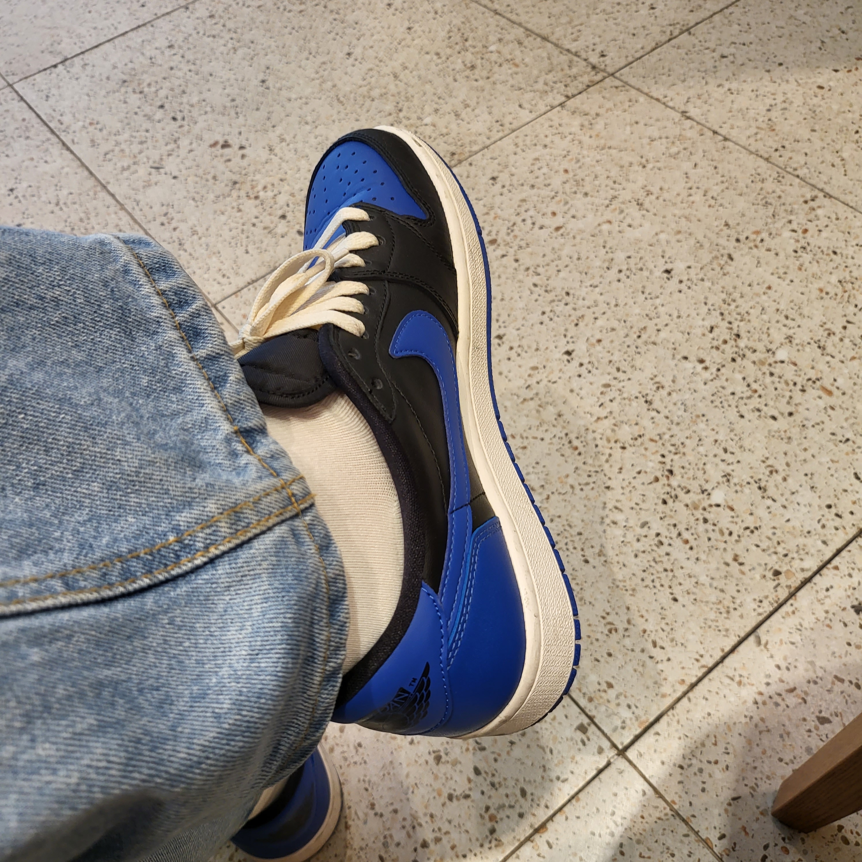 Jordan 1 Retro Low OG Royal 2015 착용 스타일 - 2