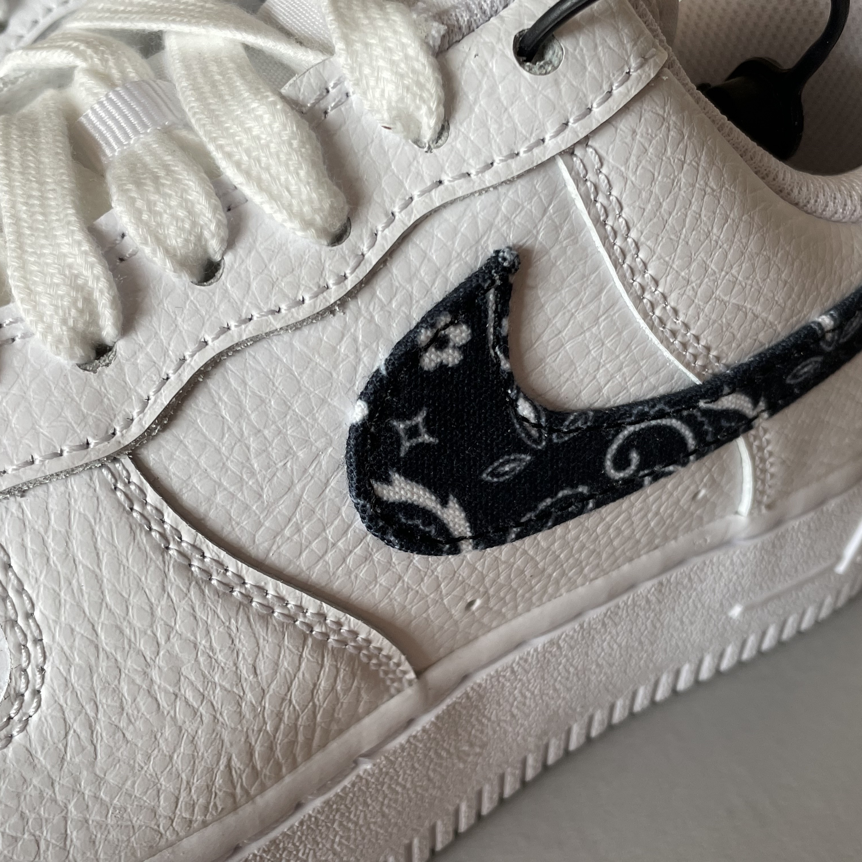 (W) Nike Air Force 1 '07 Essential Paisley Swoosh White Black 착용 스타일 - 1