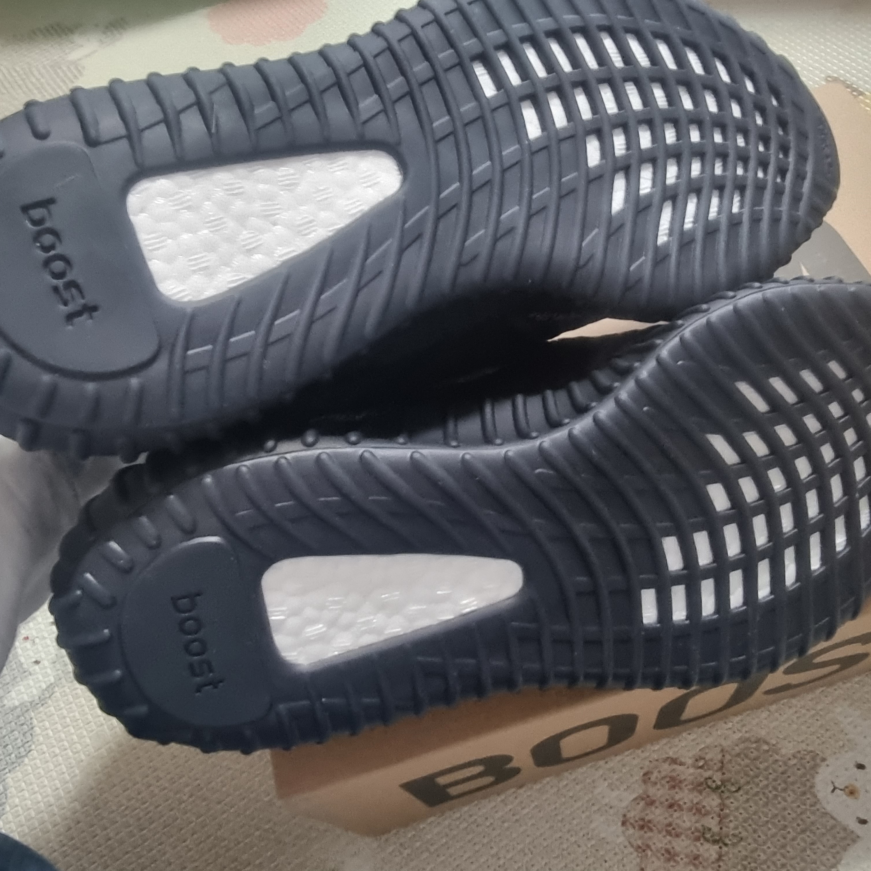 Adidas Yeezy Boost 350 V2 MX Rock 착용 스타일 - 3