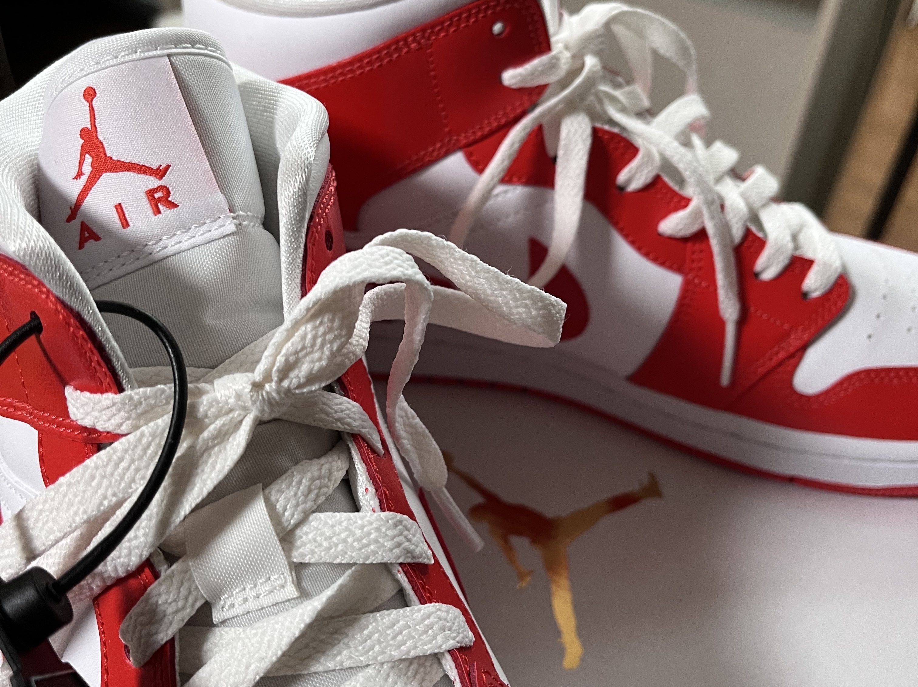 (W) Jordan 1 Mid Habanero Red 착용 스타일 - 1