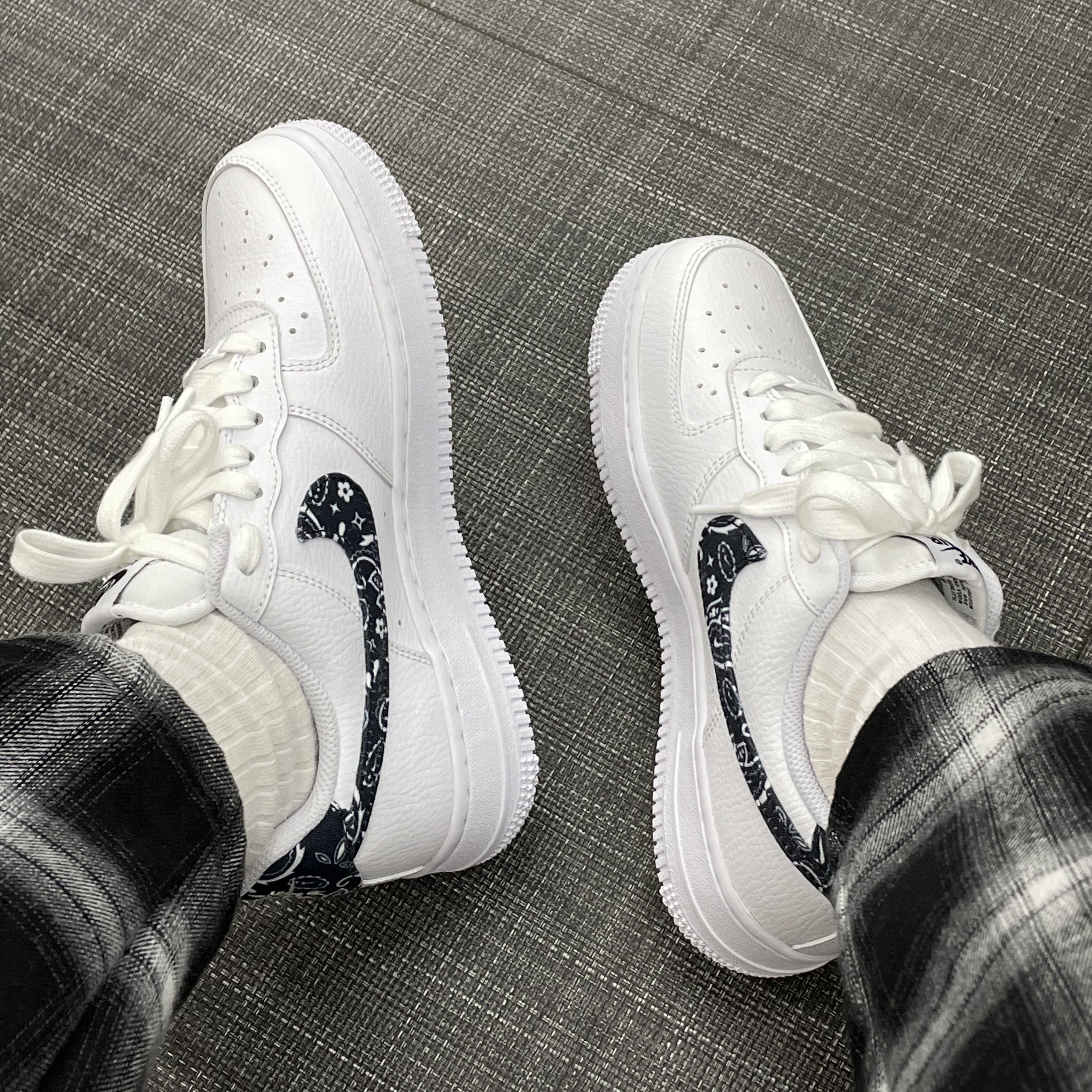 (W) Nike Air Force 1 '07 Essential Paisley Swoosh White Black 착용 스타일 - 2