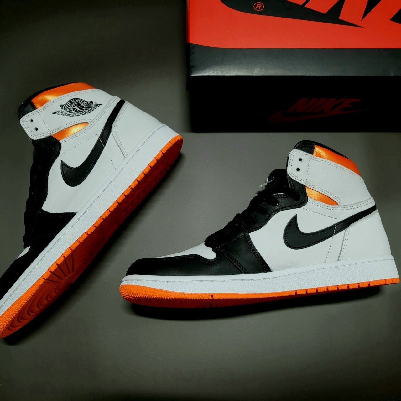 Jordan 1 Retro High OG Electro Orange 착용 스타일 - 1