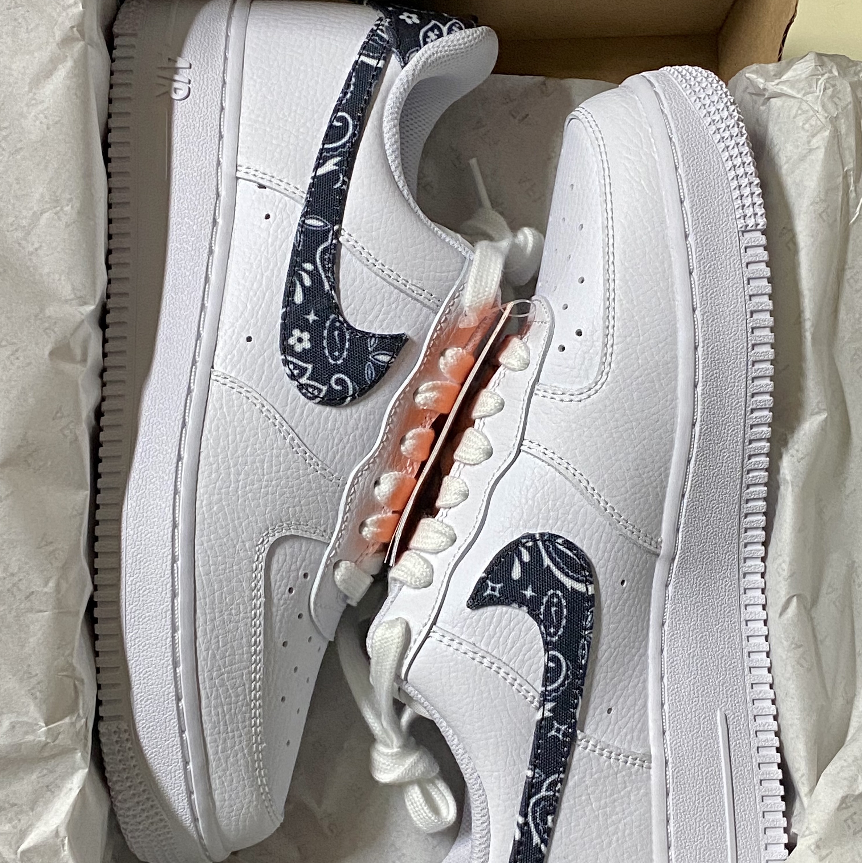 (W) Nike Air Force 1 '07 Essential Paisley Swoosh White Black 착용 스타일