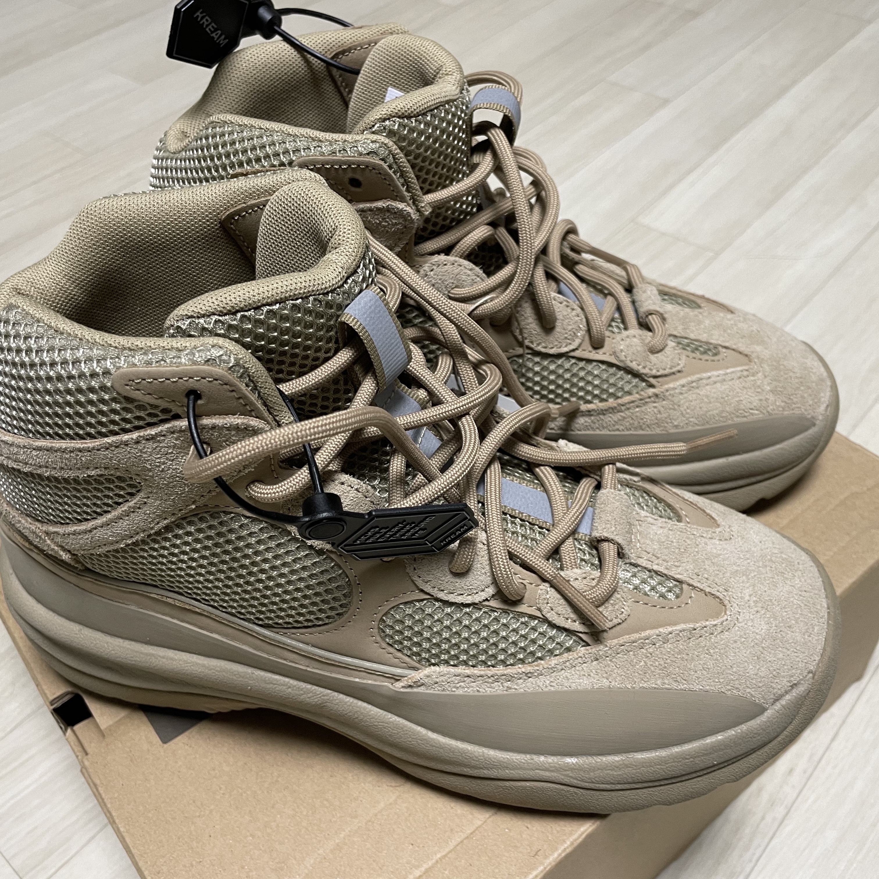 Adidas Yeezy Desert Boot Rock 착용 스타일 - 1