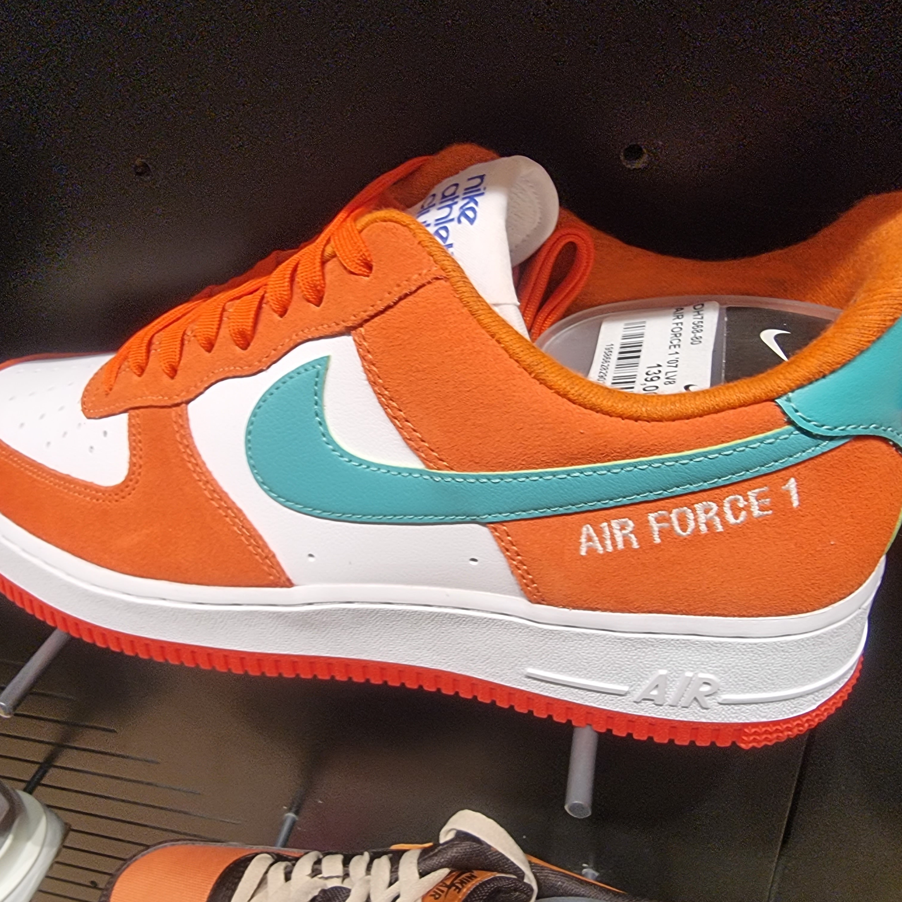 Nike Air Force 1 '07 LV8 Athletic Club Rush Orange Washed Teal 착용 스타일 - 4