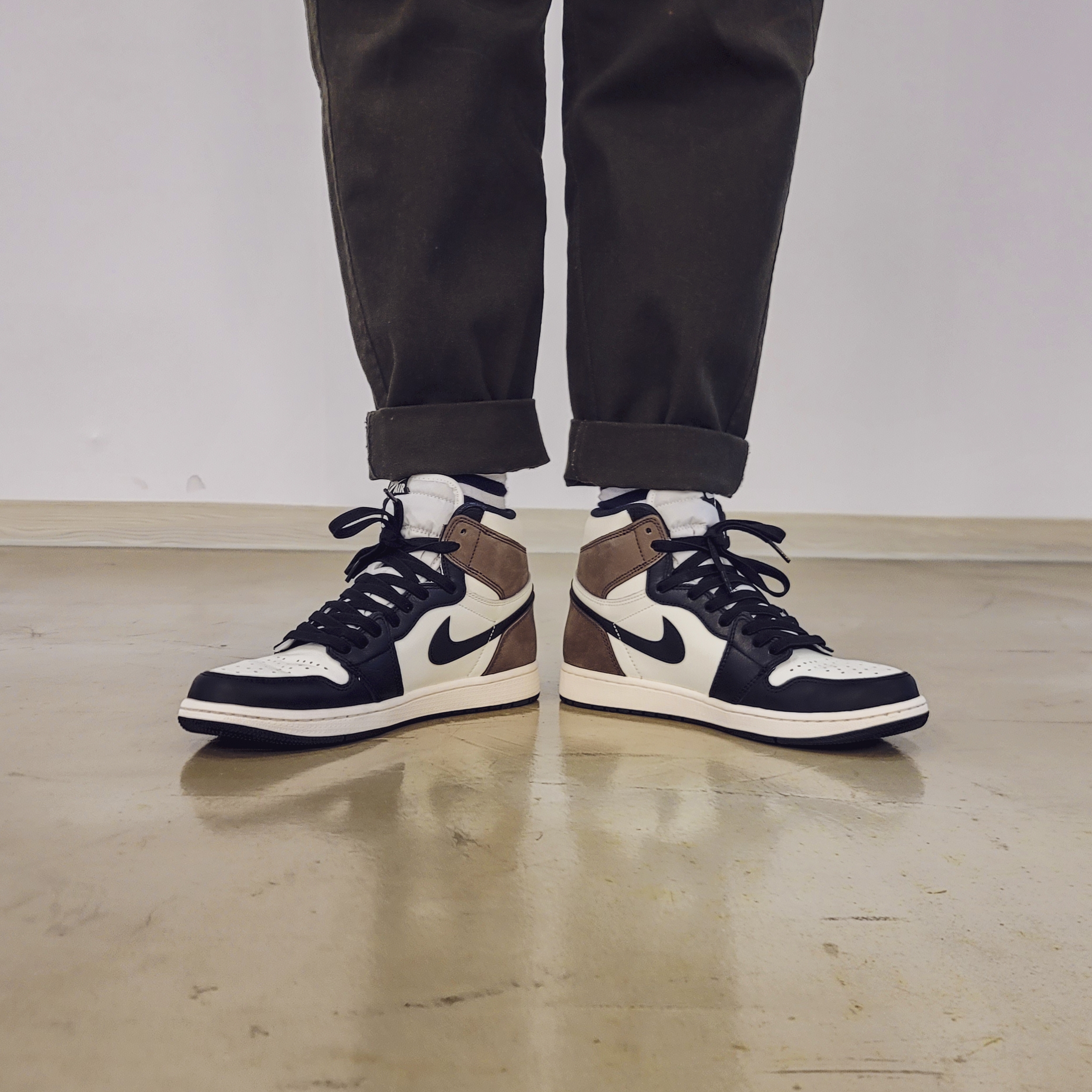 Jordan 1 Retro High OG Black Mocha 착용 스타일 - 2