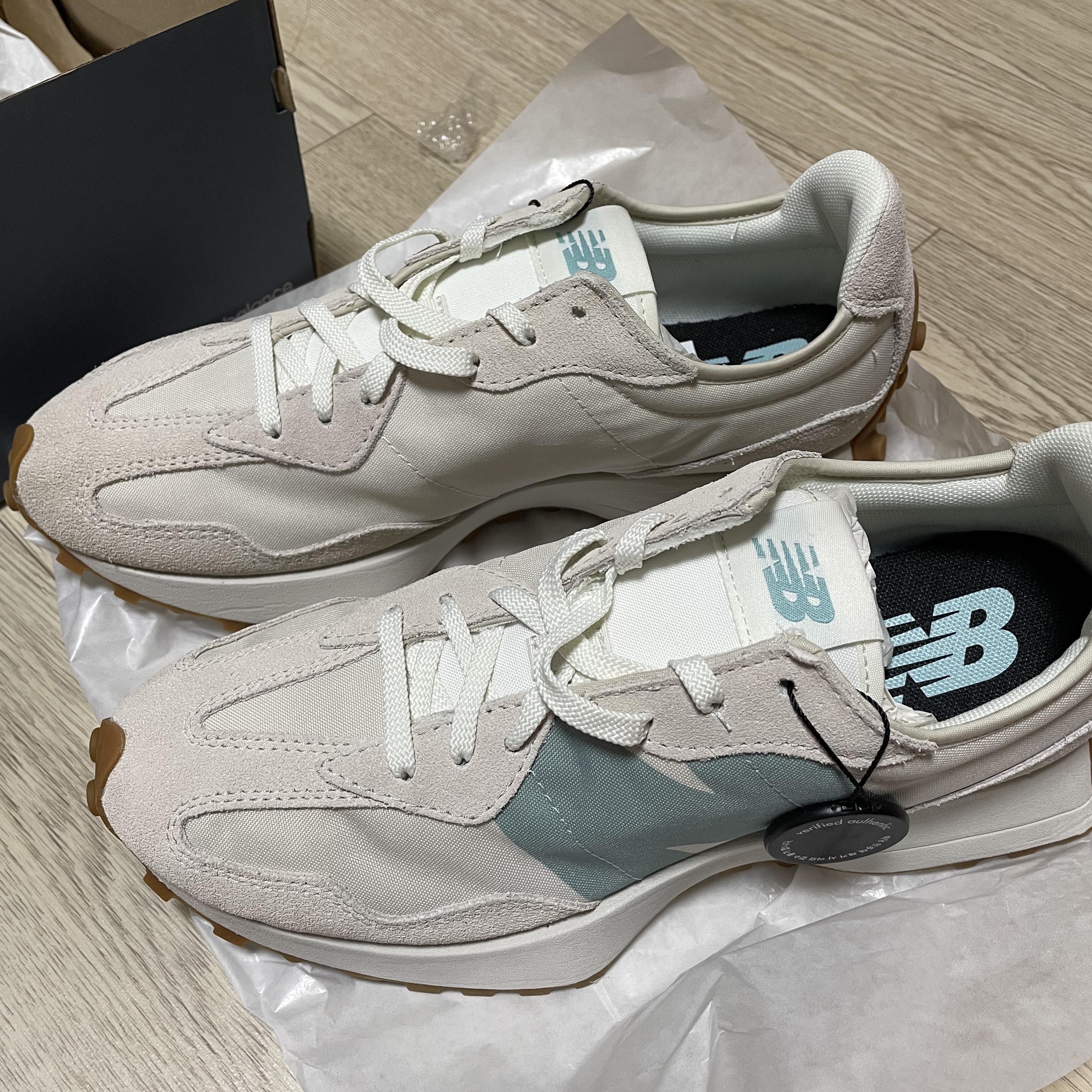 (W) New Balance 327 Moonbeam Storm Blue 착용 스타일 - 1
