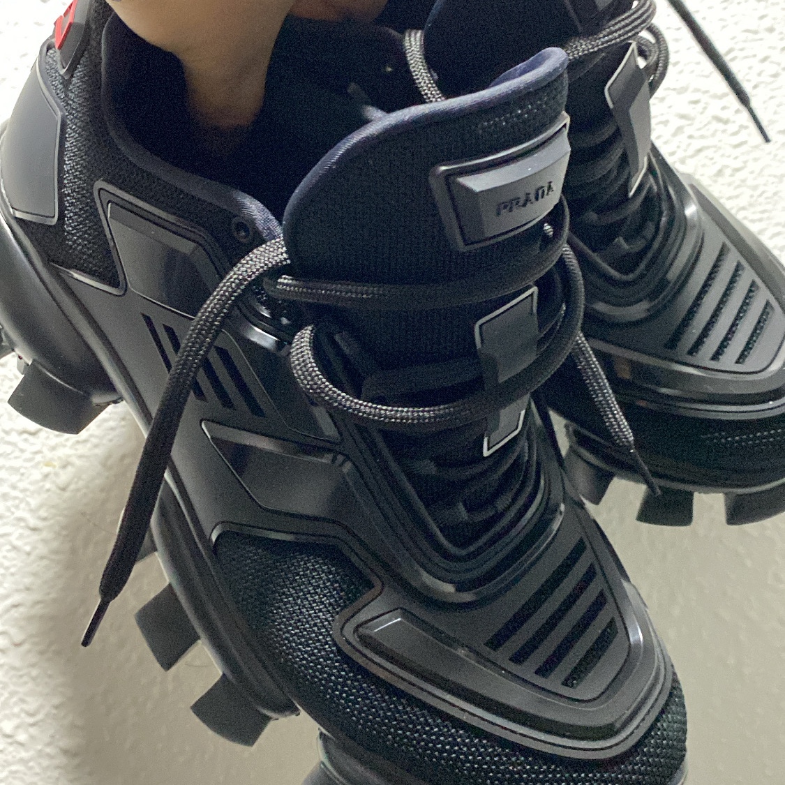 Prada Cloudbust Thunder Technical Fabric Sneakers Black 착용 스타일 - 2