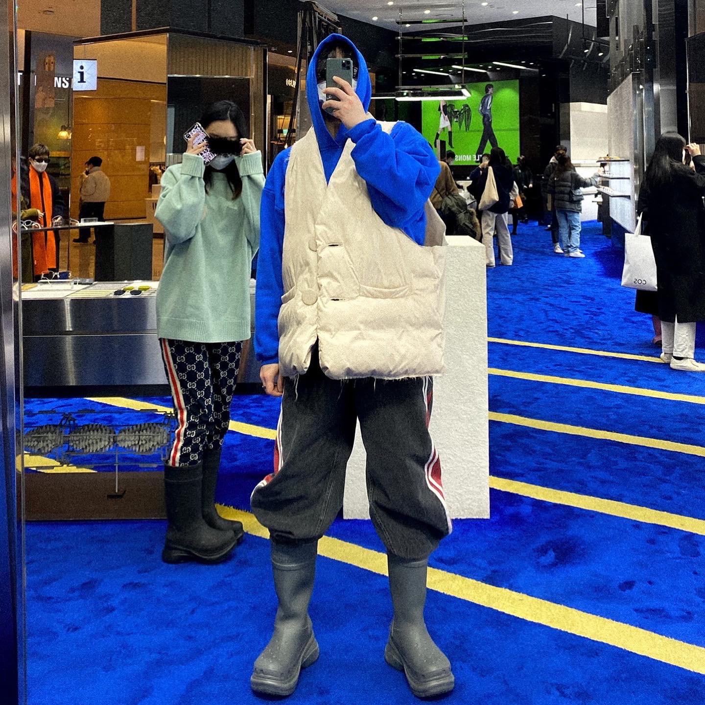 Yeezy Gap Hoodie Blue 착용 스타일 - 1