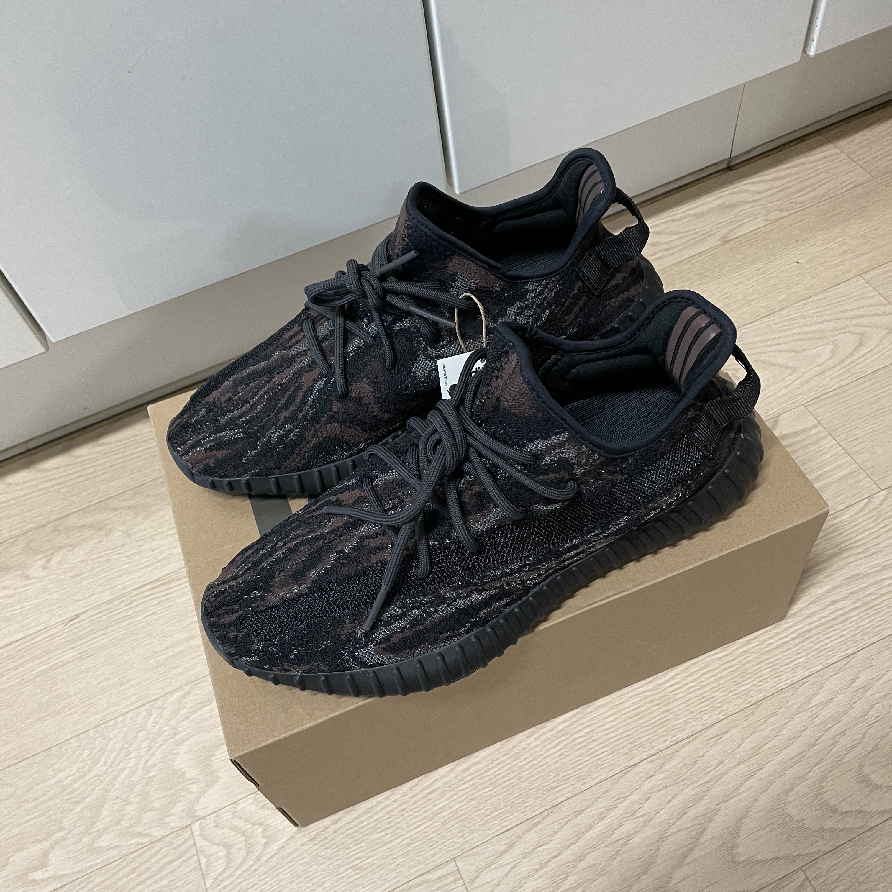 Adidas Yeezy Boost 350 V2 MX Rock 착용 스타일 - 2