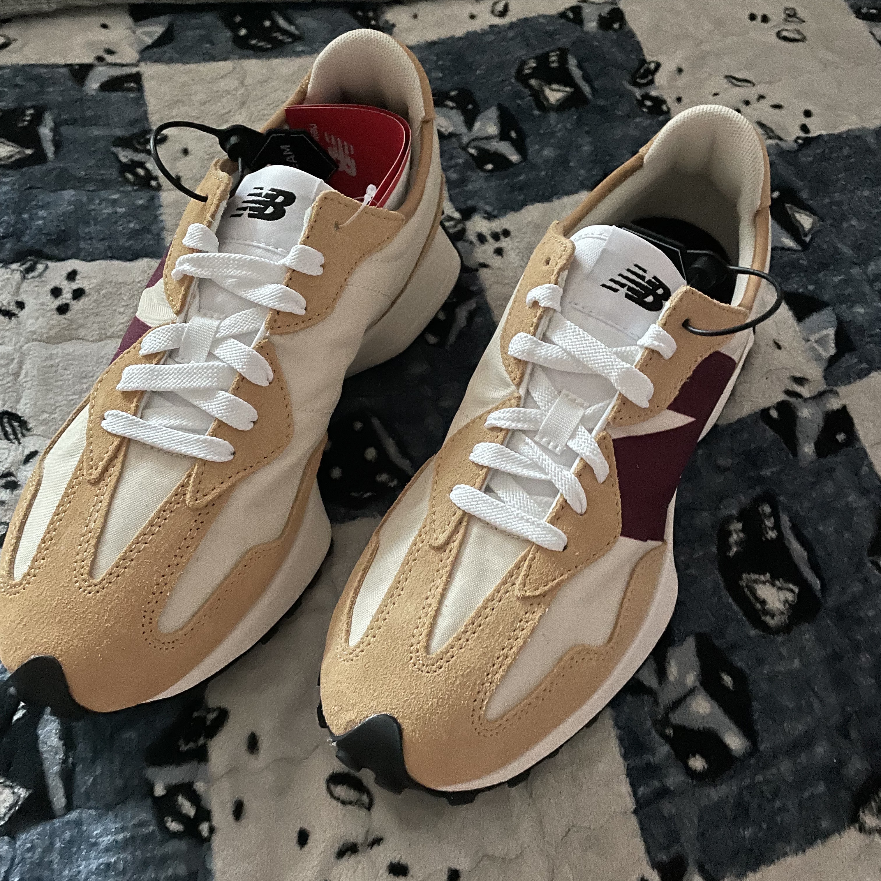New Balance 327 Moonbeam Ghost Pepper 착용 스타일