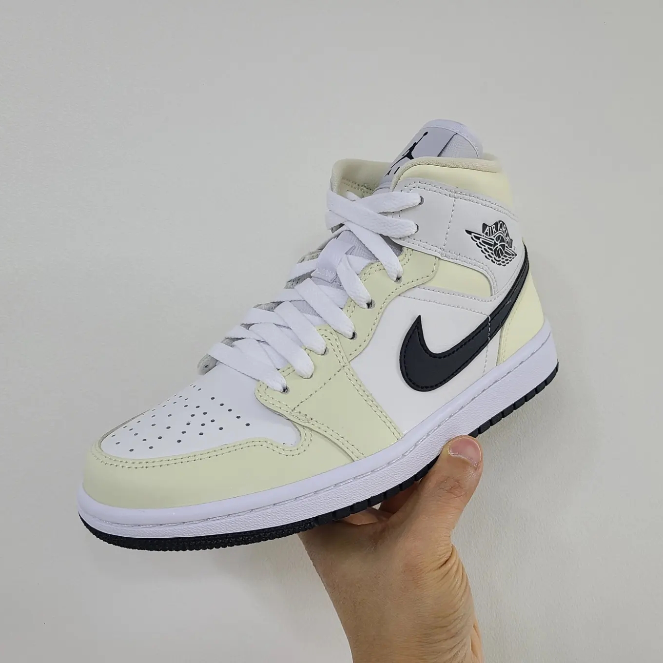 (W) Jordan 1 Mid Coconut Milk 착용 스타일 - 1