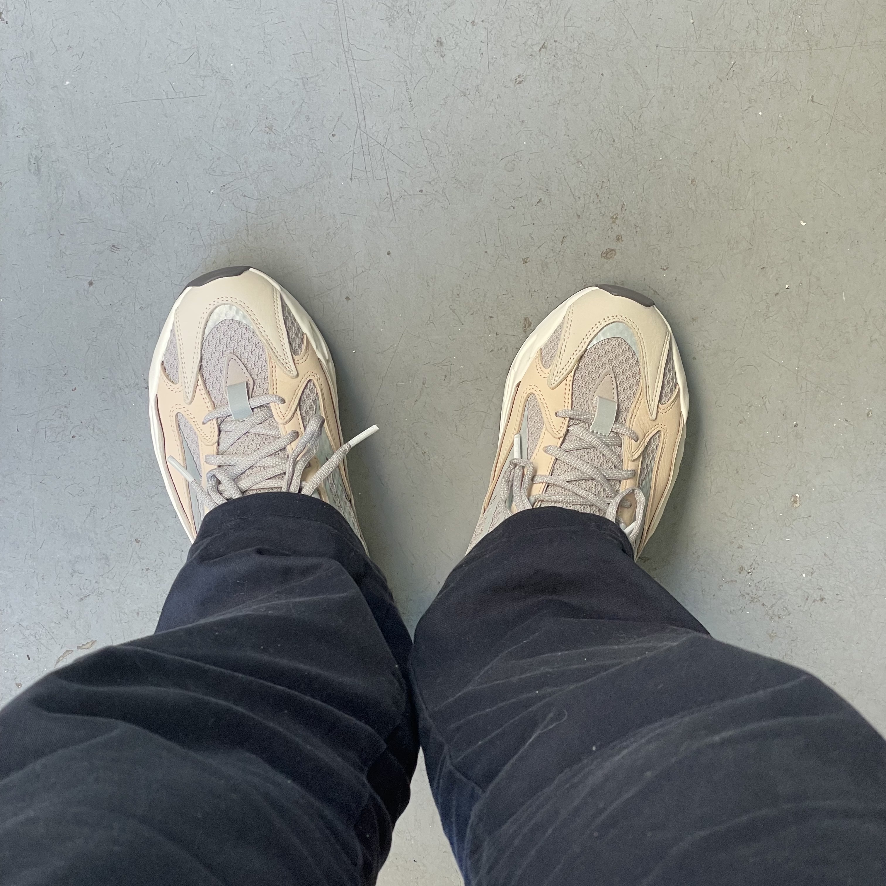 Adidas Yeezy Boost 700 V2 Cream 착용 스타일