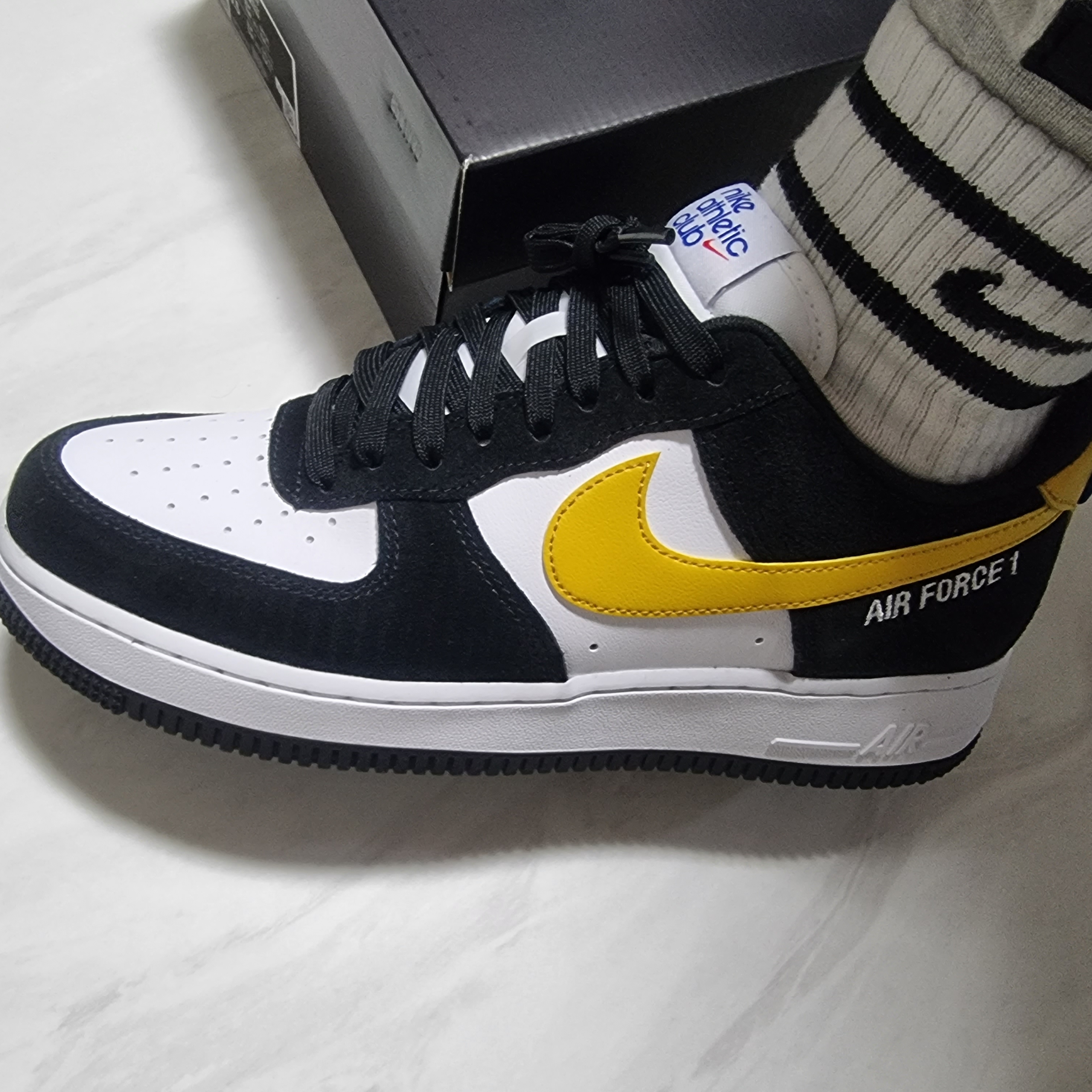 Nike Air Force 1 '07 LV8 Athletic Club Black Dark Sulfur 착용 스타일 - 2