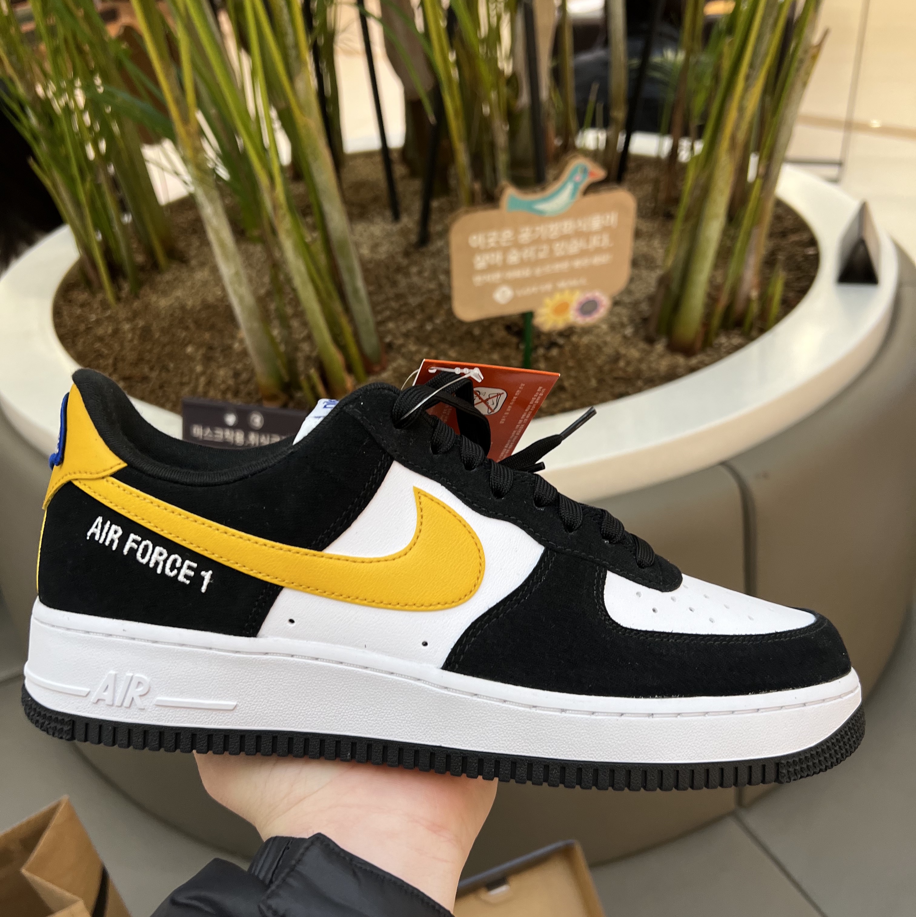 Nike Air Force 1 '07 LV8 Athletic Club Black Dark Sulfur 착용 스타일 - 2
