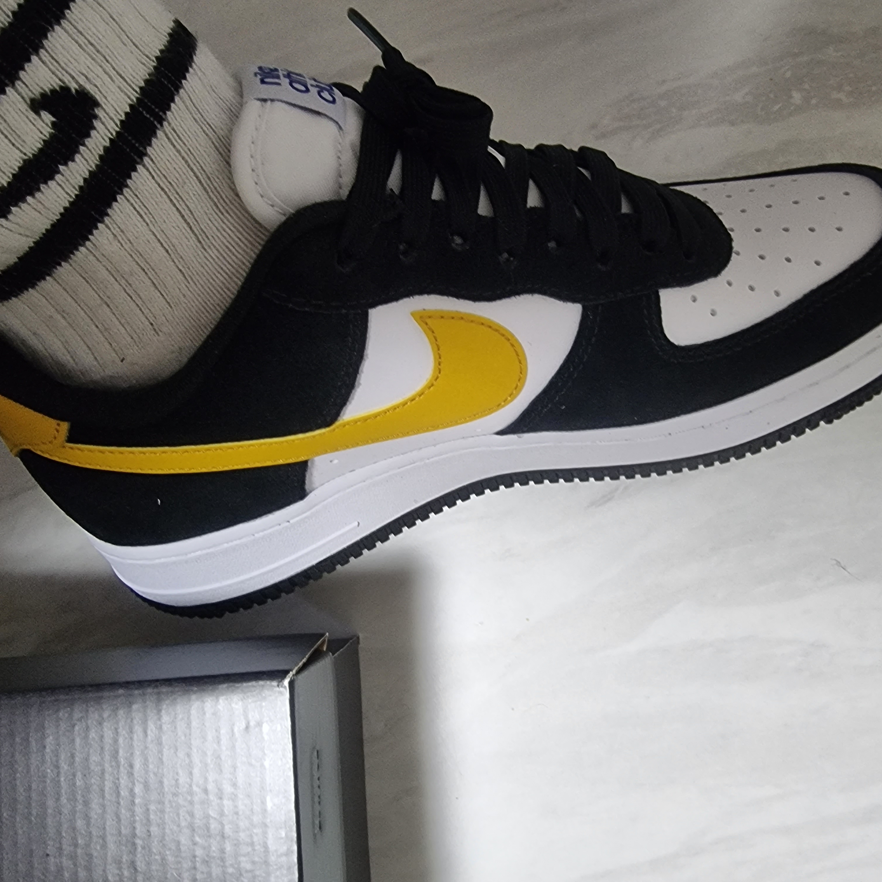 Nike Air Force 1 '07 LV8 Athletic Club Black Dark Sulfur 착용 스타일 - 3