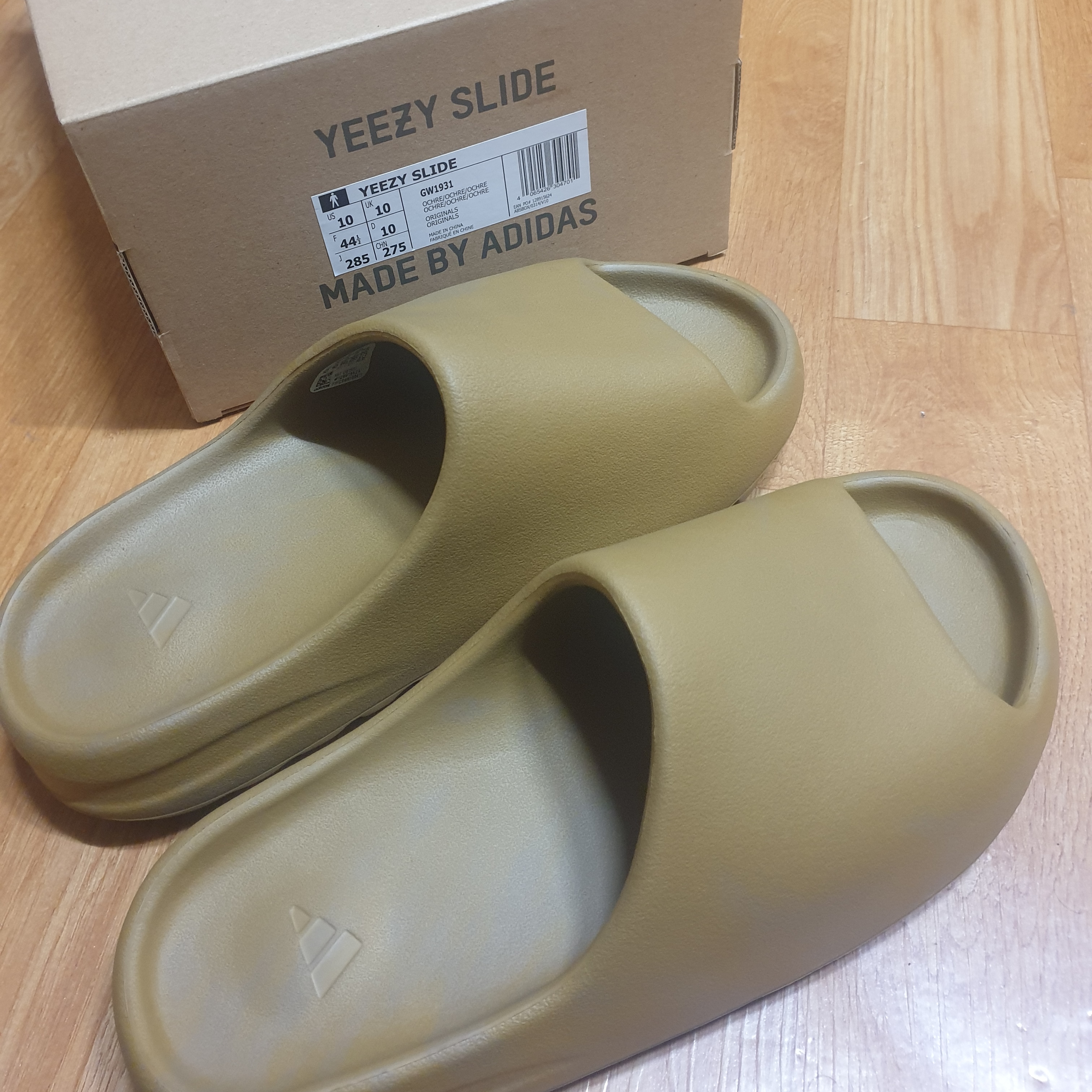 Adidas Yeezy Slide Ochre 착용 스타일 - 3