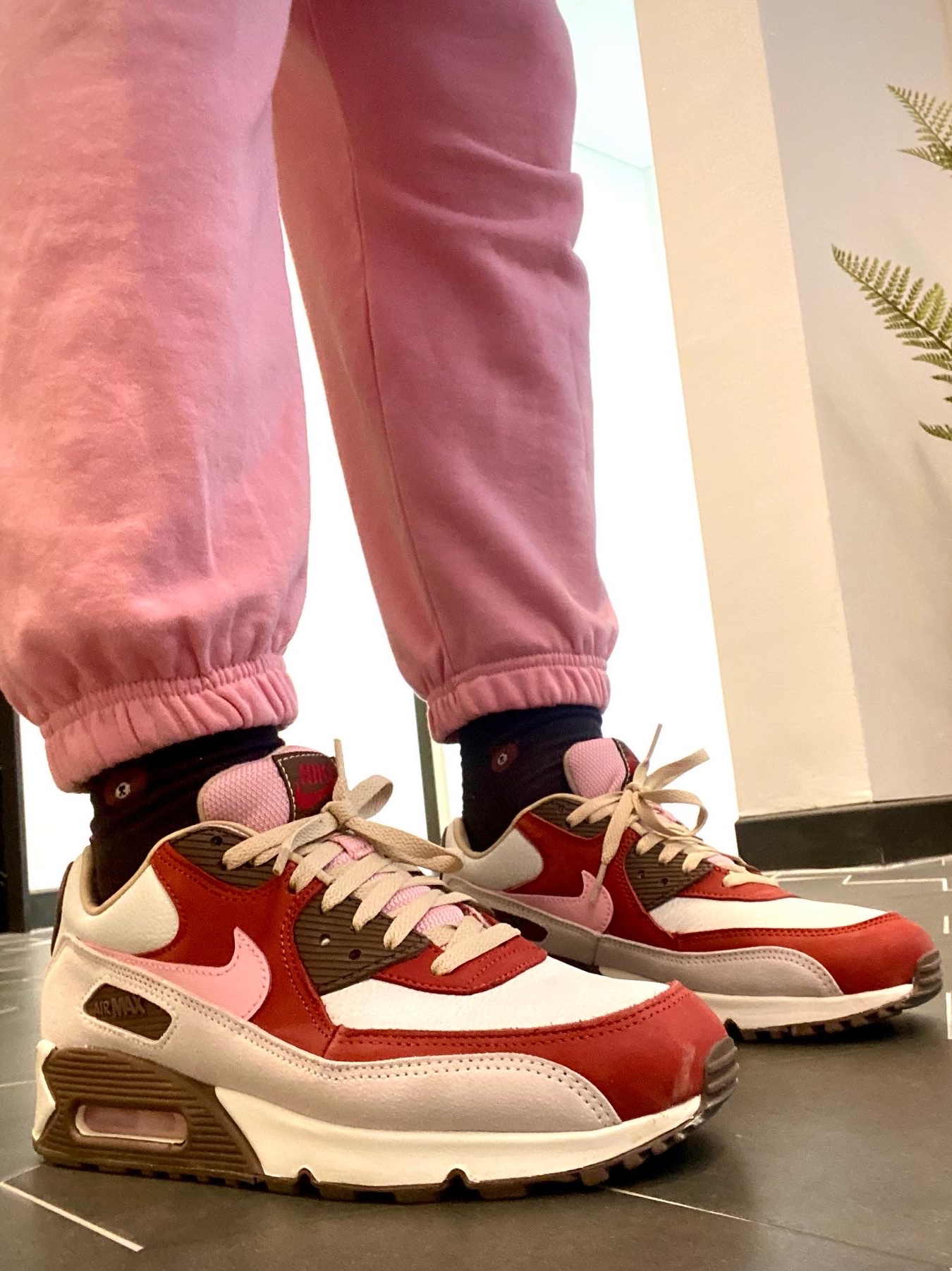 Nike Air Max 90 NRG Bacon 착용 스타일 - 3