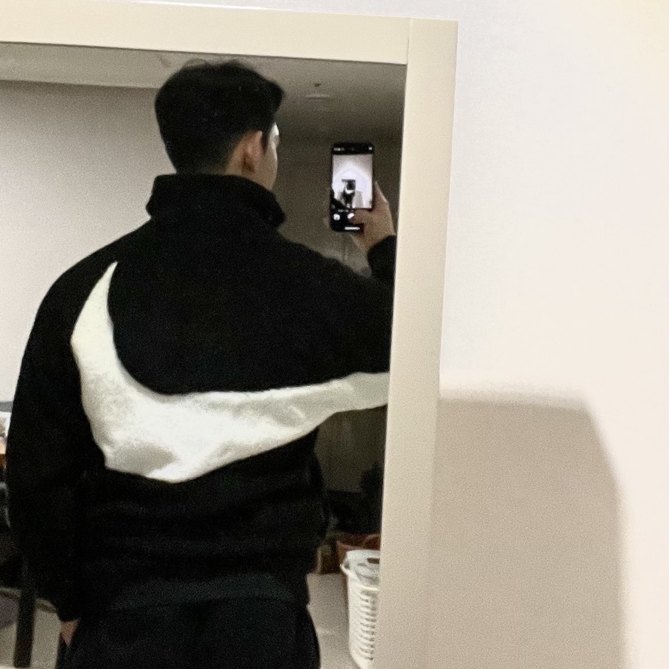 Nike Big Swoosh Full Zip Jacket Black Sail 착용 스타일