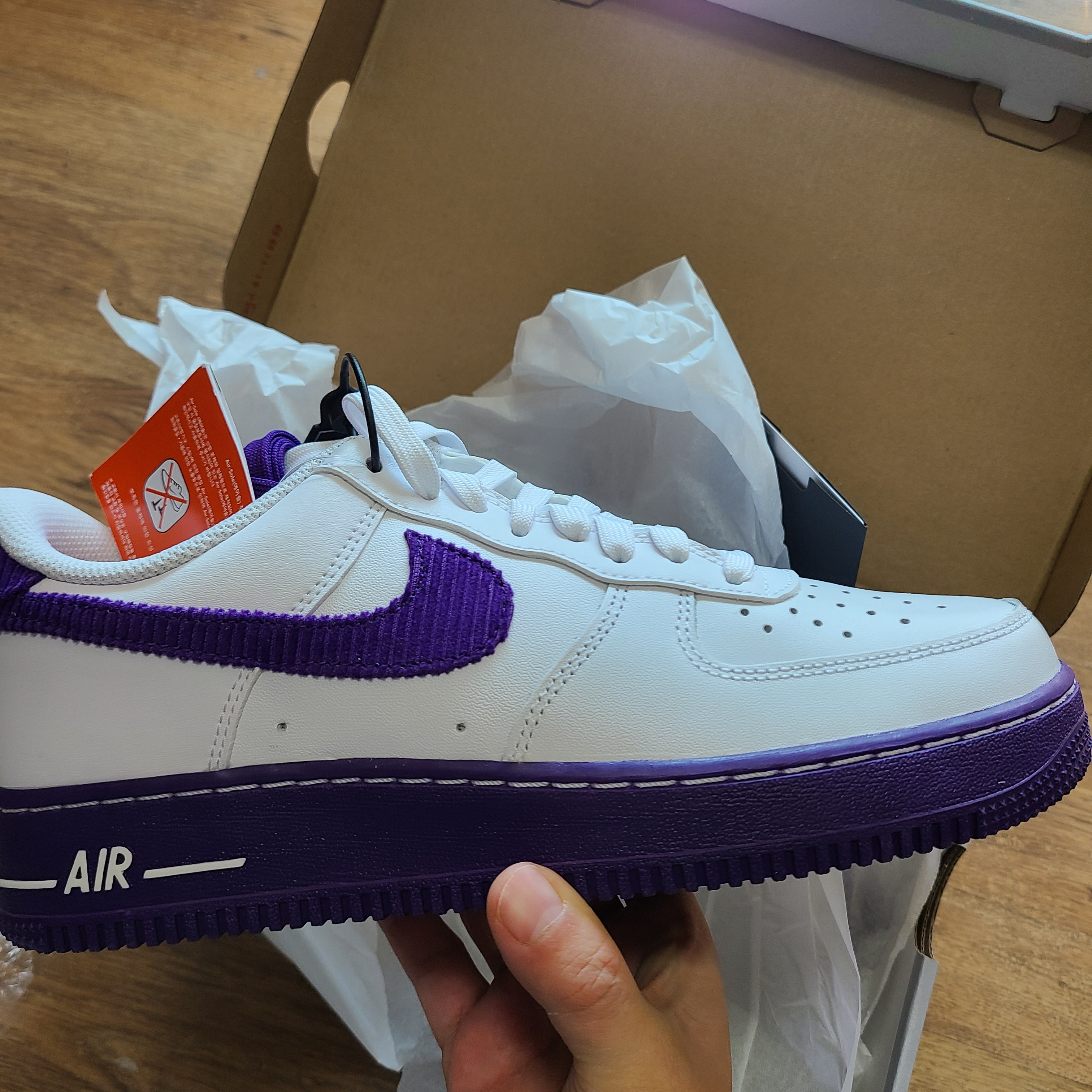 Nike Air Force 1 '07 LV8 EMB White and Court Purple 착용 스타일 - 1