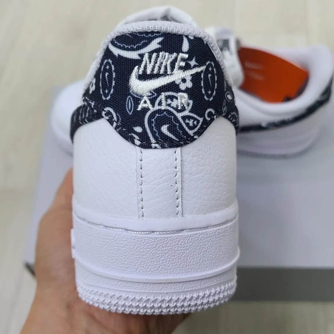 (W) Nike Air Force 1 '07 Essential Paisley Swoosh White Black 착용 스타일 - 4