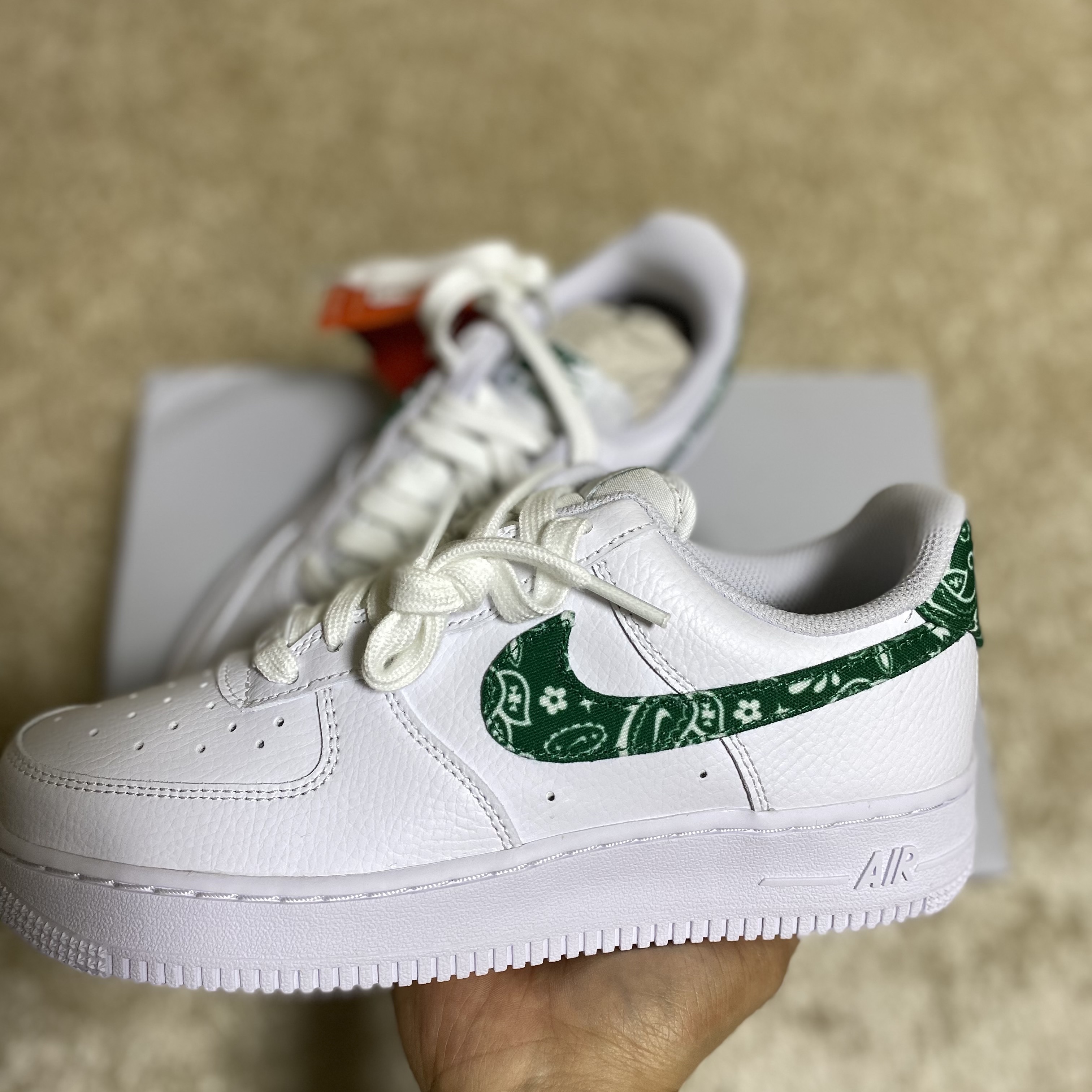 (W) Nike Air Force 1 '07 Essential Paisley Swoosh White Malachite 착용 스타일 - 1