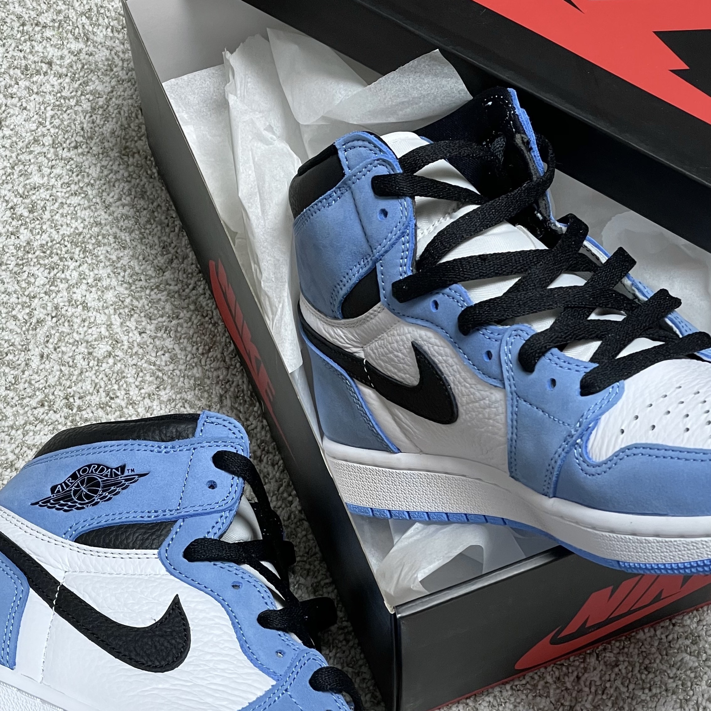 Jordan 1 Retro High OG University Blue 착용 스타일 - 2