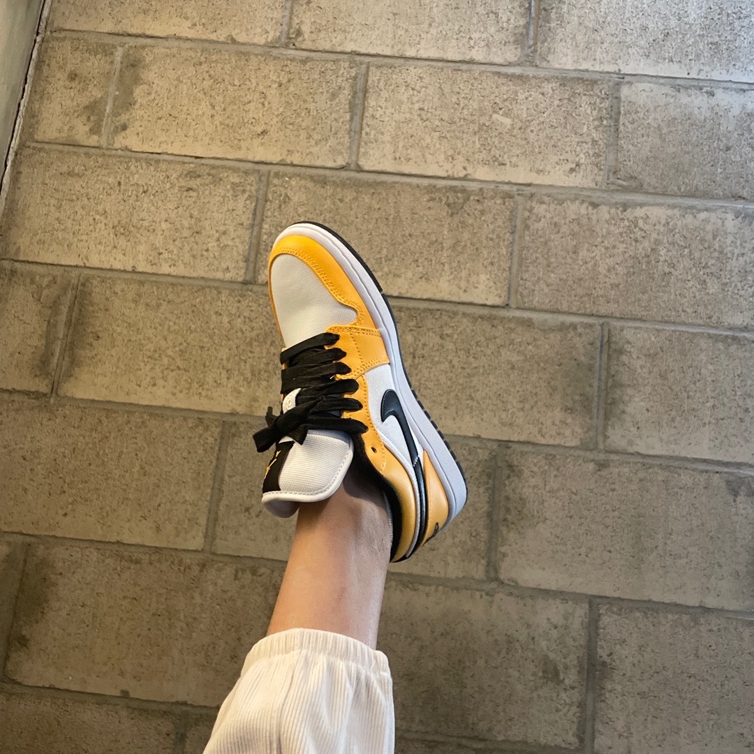 (W) Jordan 1 Low SE Laser Orange 착용 스타일 - 2