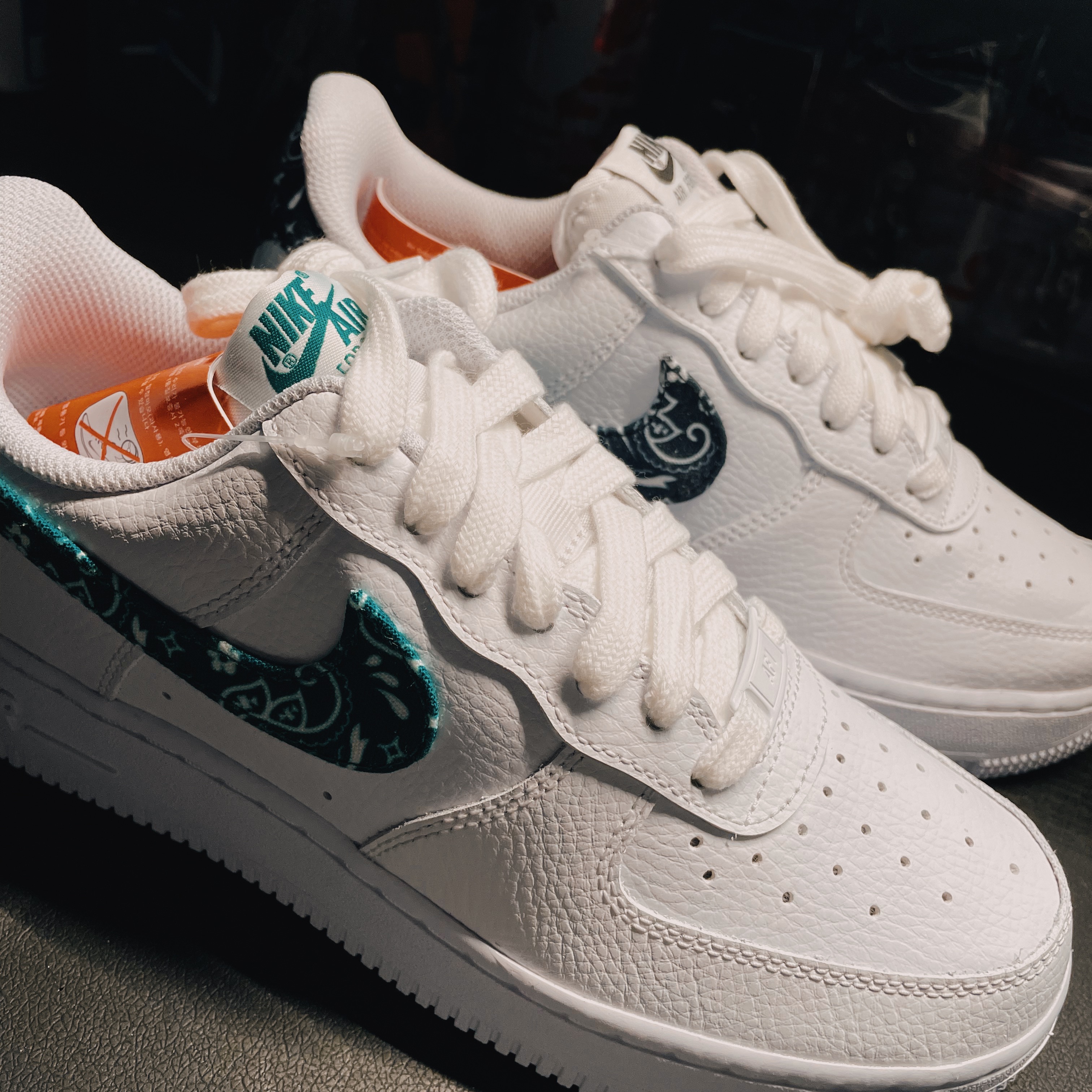 (W) Nike Air Force 1 '07 Essential Paisley Swoosh White Black, (W) Nike Air Force 1 '07 Essential Paisley Swoosh White Malachite 착용 스타일