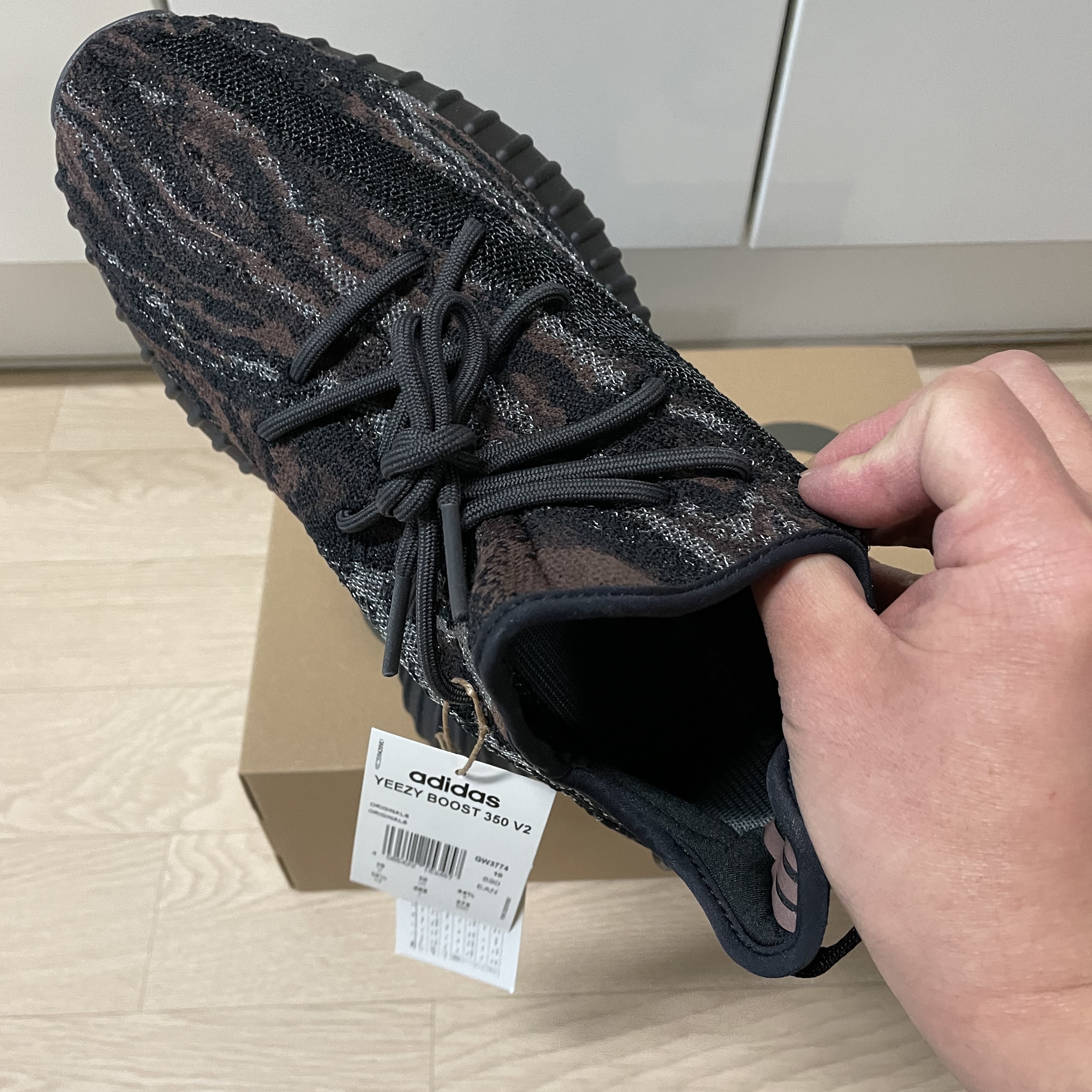 Adidas Yeezy Boost 350 V2 MX Rock 착용 스타일 - 3