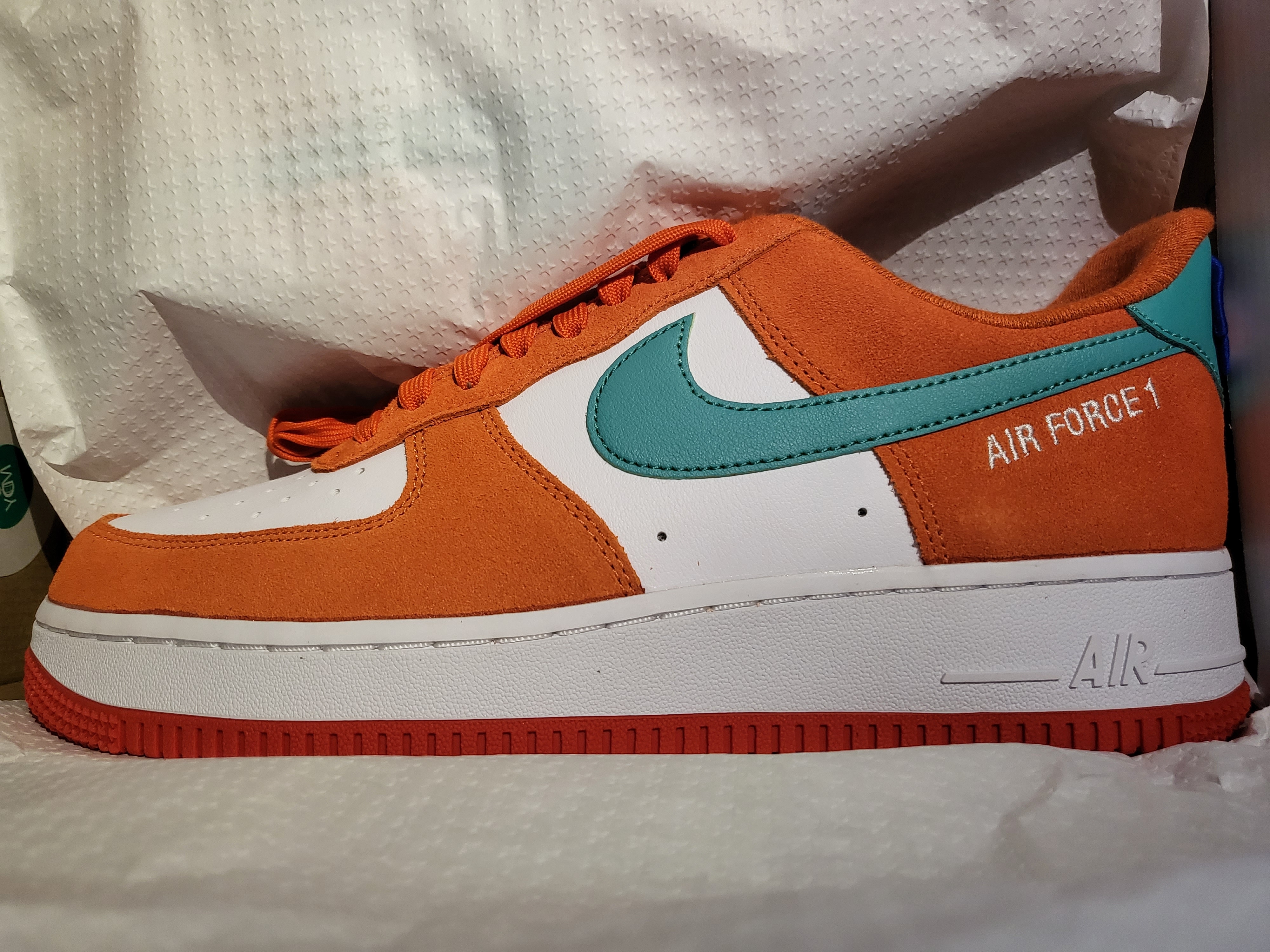 Nike Air Force 1 '07 LV8 Athletic Club Rush Orange Washed Teal 착용 스타일