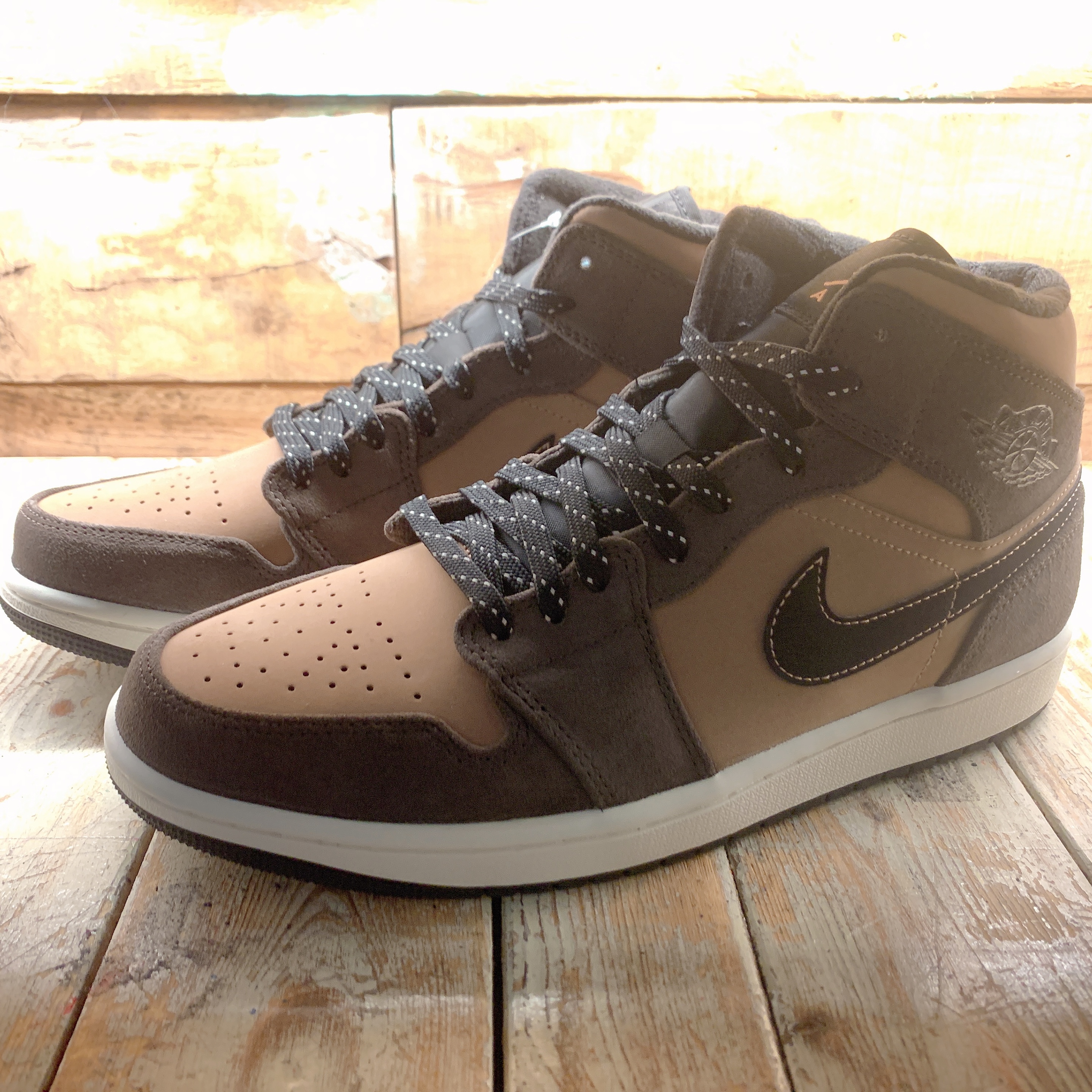 Jordan 1 Mid SE Dark Chocolate 착용 스타일 - 1