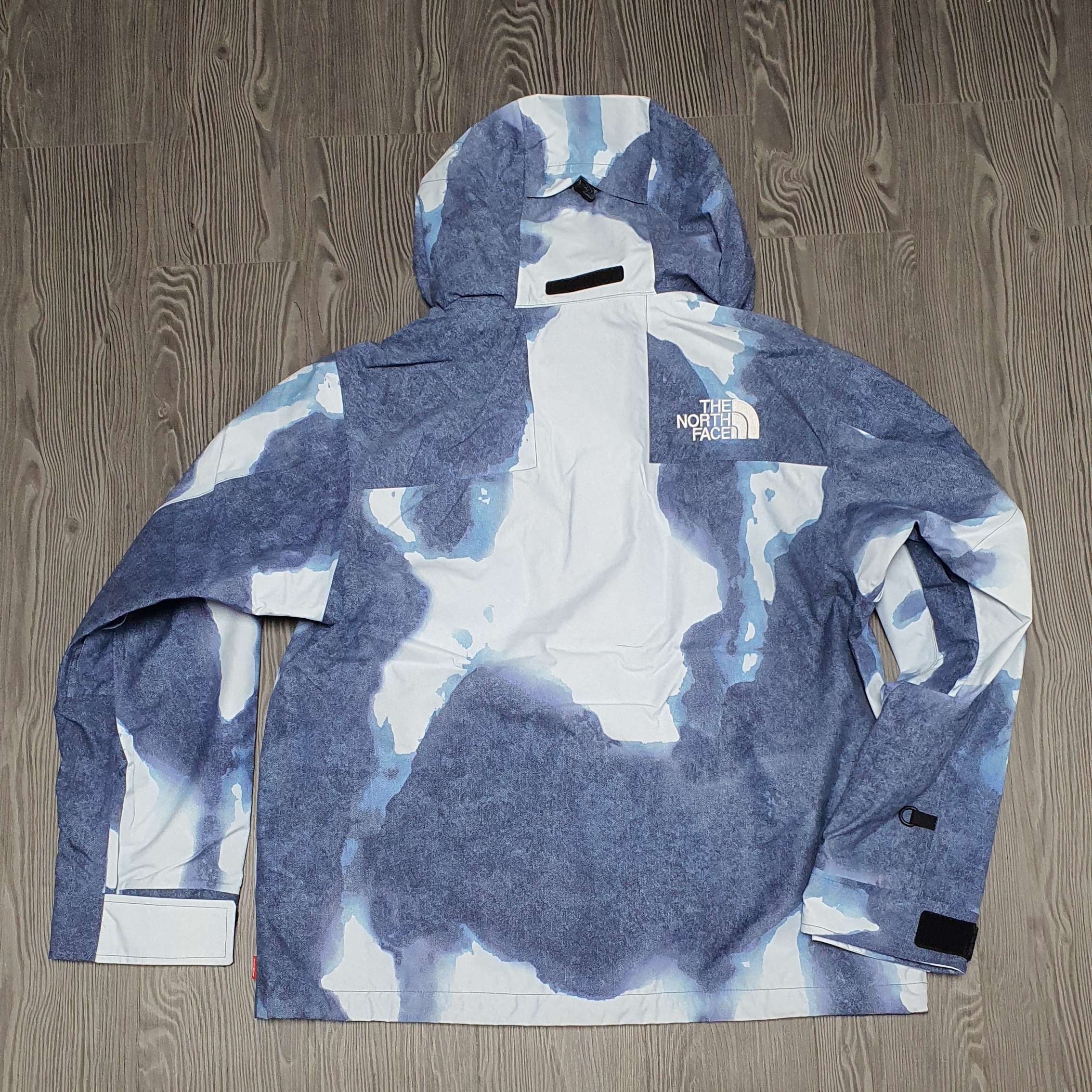 Supreme x The North Face Bleached Denim Print Mountain Jacket Indigo - 21FW 착용 스타일 - 2