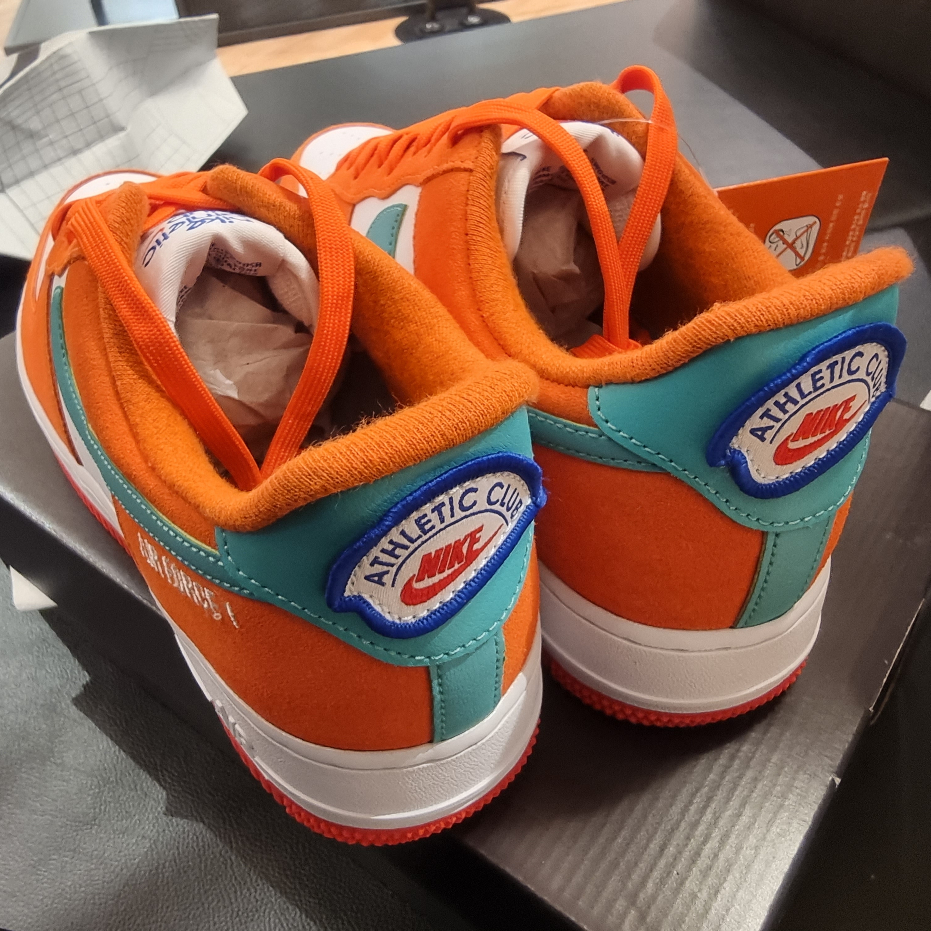 Nike Air Force 1 '07 LV8 Athletic Club Rush Orange Washed Teal 착용 스타일 - 2