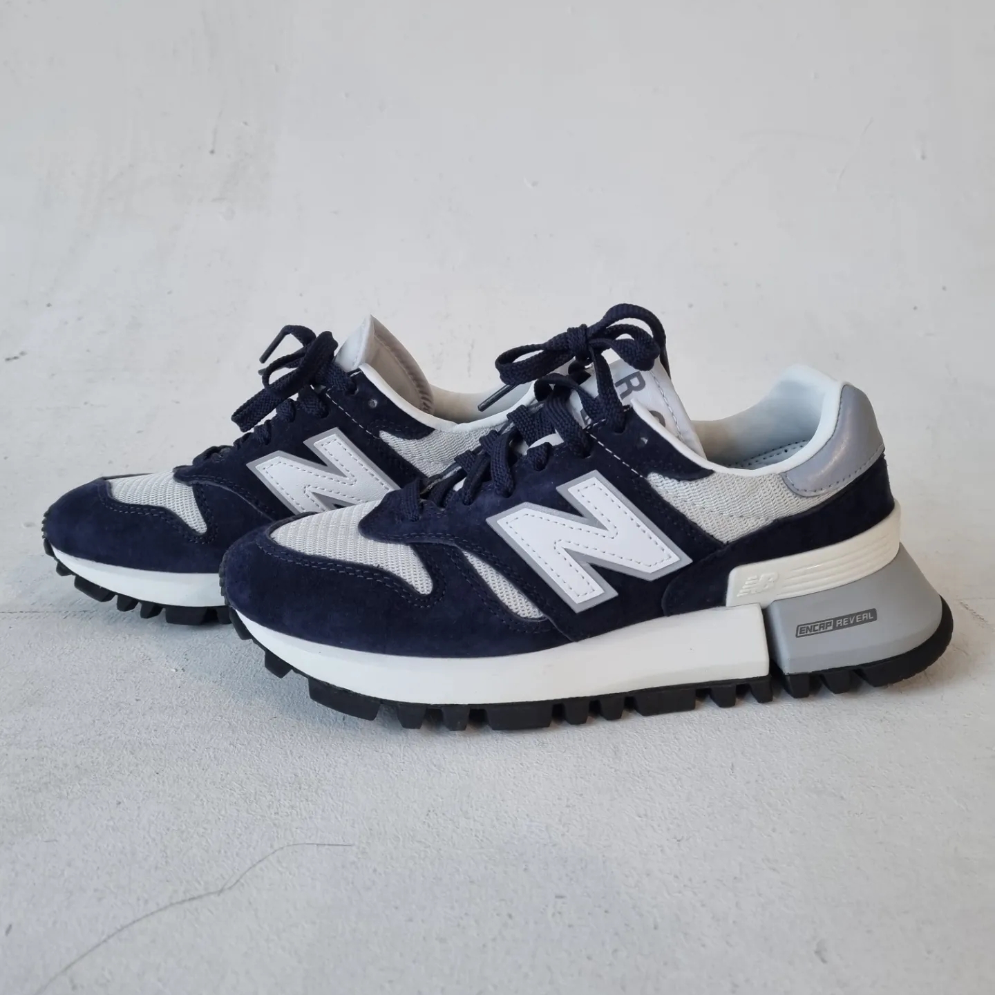 New Balance R_C 1300 Navy Pigment 착용 스타일 - 1