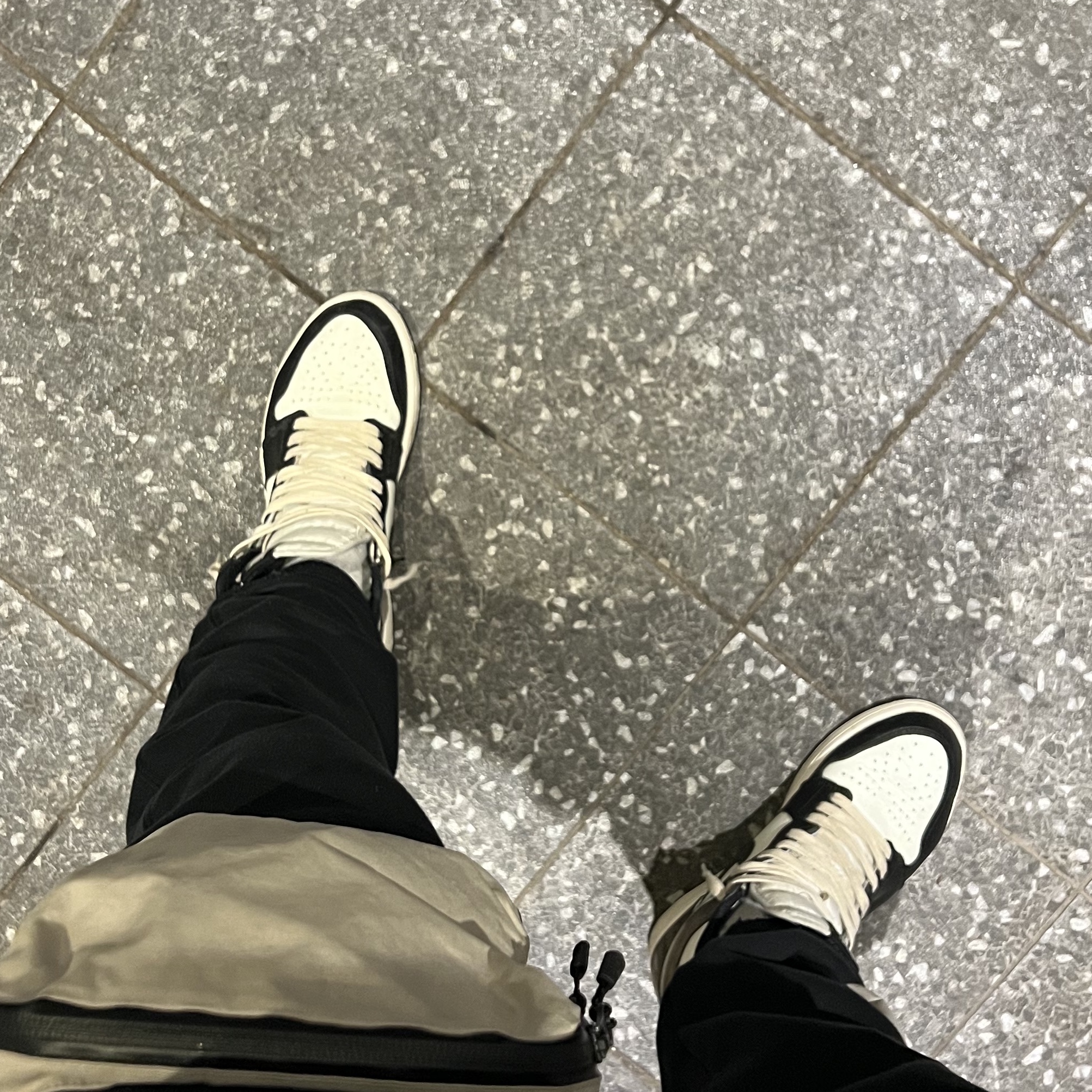 Nike x Travis Scott NRG AG Utility Sweatpants Black, Jordan 1 Retro High OG Black Mocha 착용 스타일