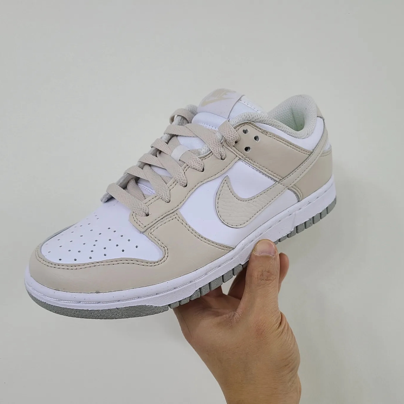 (W) Nike Dunk Low Next Nature Light Orewood Brown 착용 스타일 - 1
