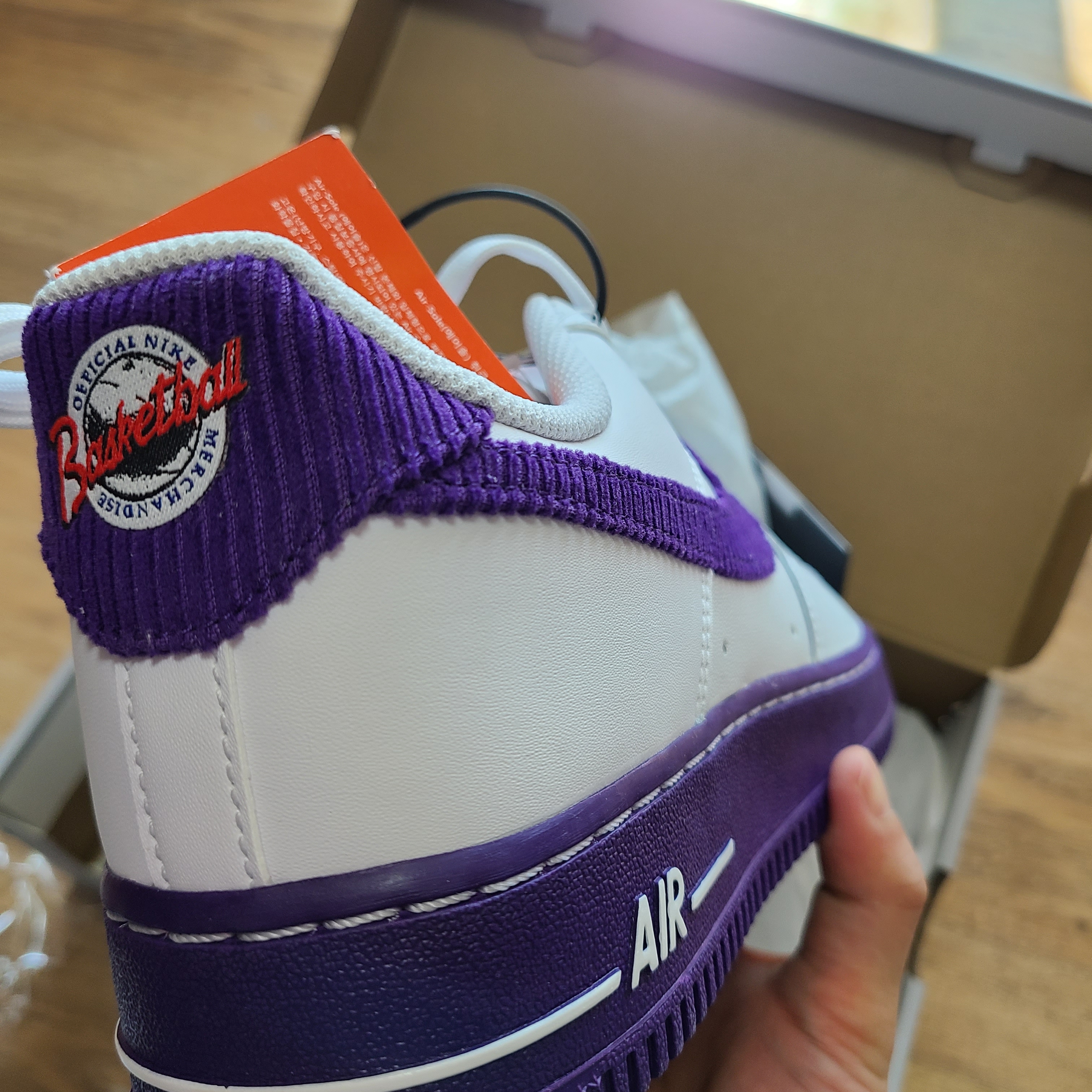 Nike Air Force 1 '07 LV8 EMB White and Court Purple 착용 스타일 - 2