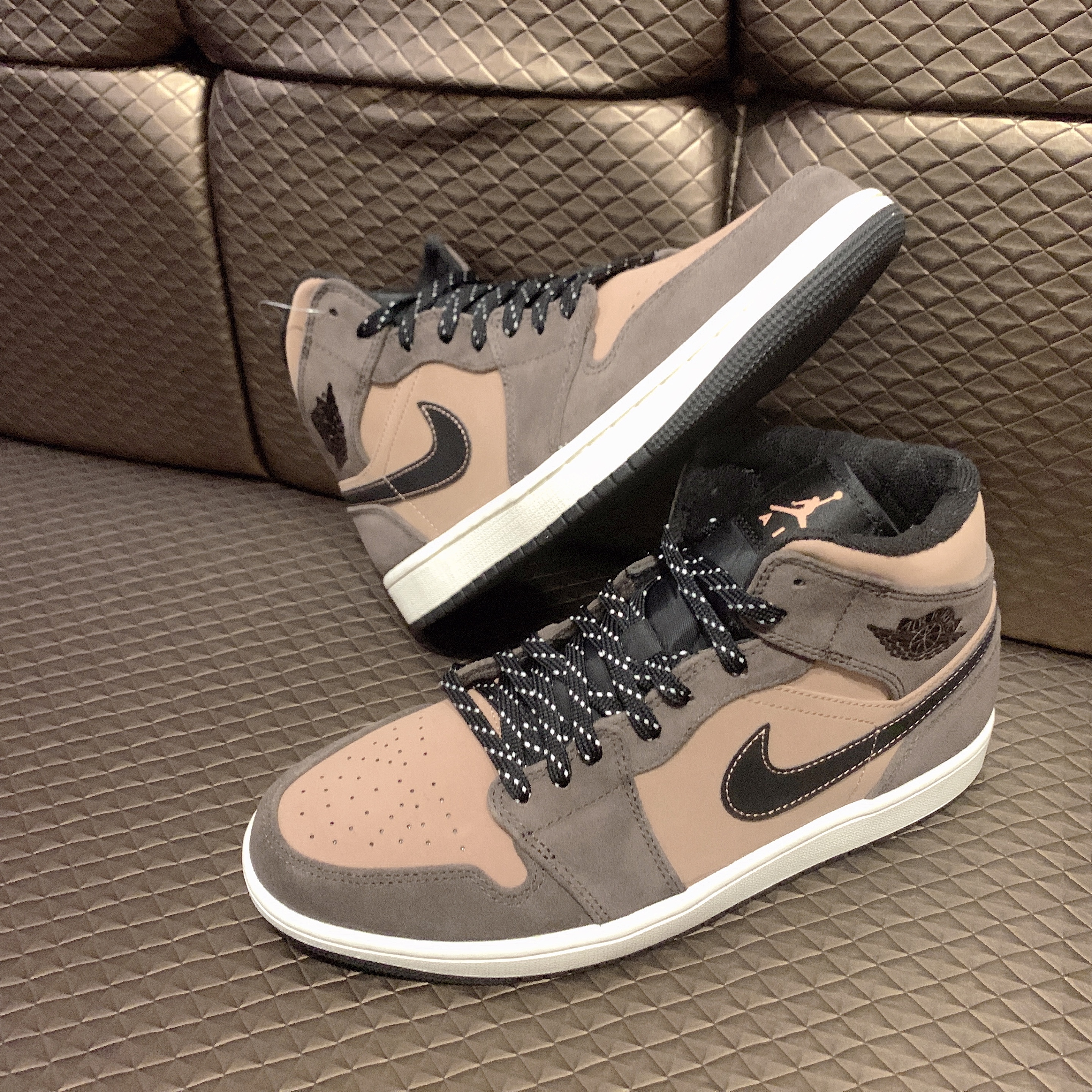 Jordan 1 Mid SE Dark Chocolate 착용 스타일 - 5