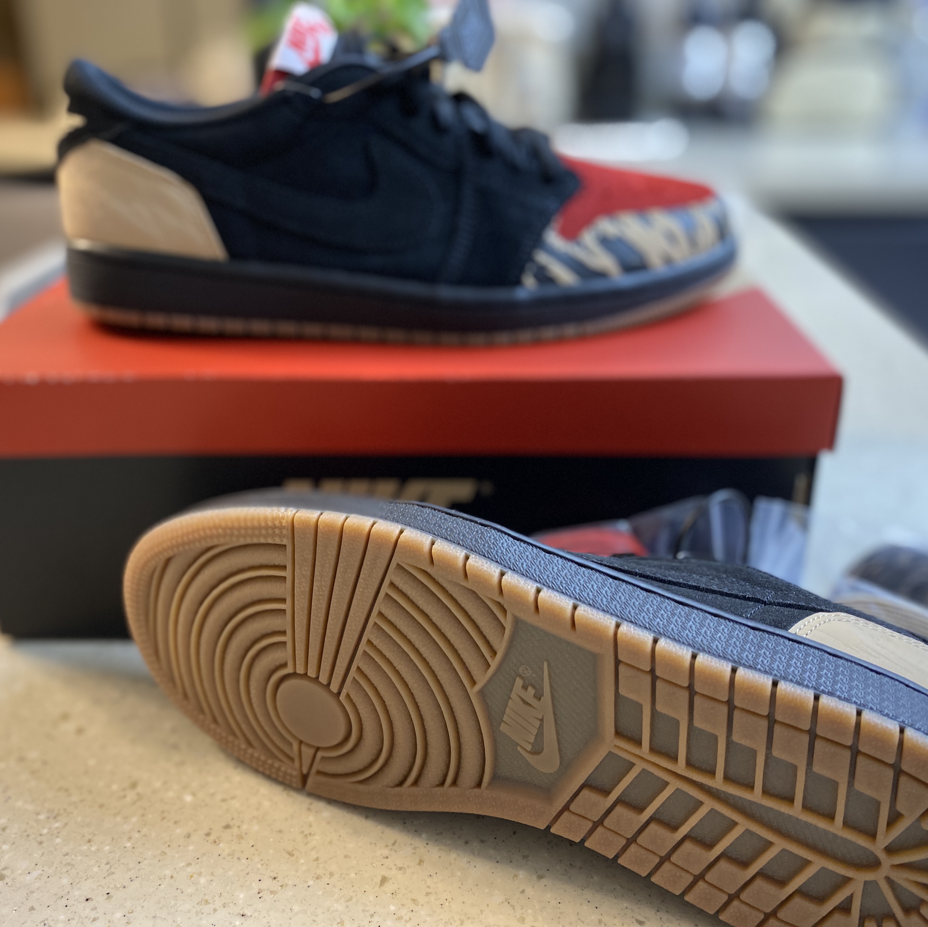 Jordan 1 x SoleFly Retro Low OG SP Black and Sport Red 착용 스타일 - 3