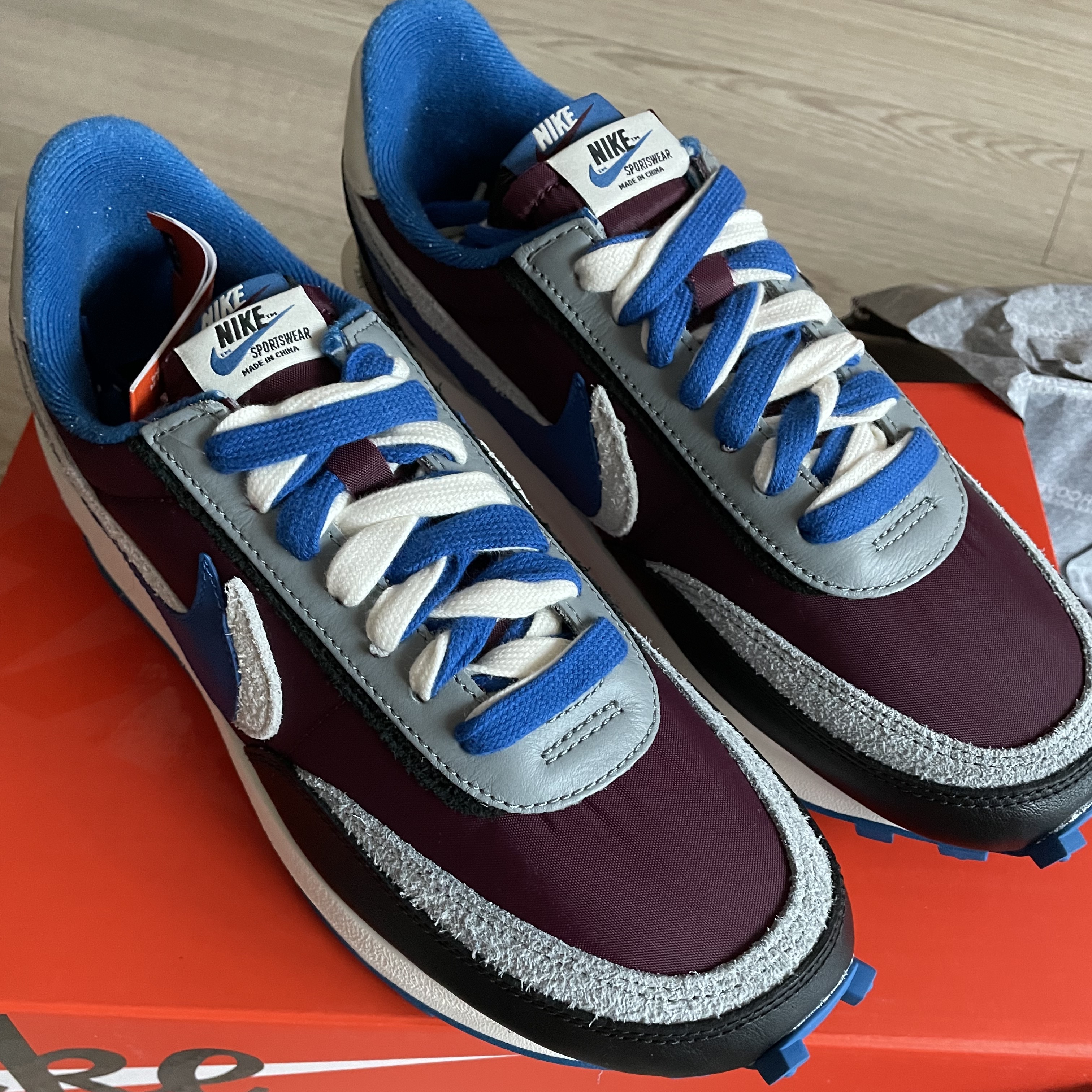 Nike x Sacai x Undercover LDWaffle Night Maroon Team Royal 착용 스타일 - 2