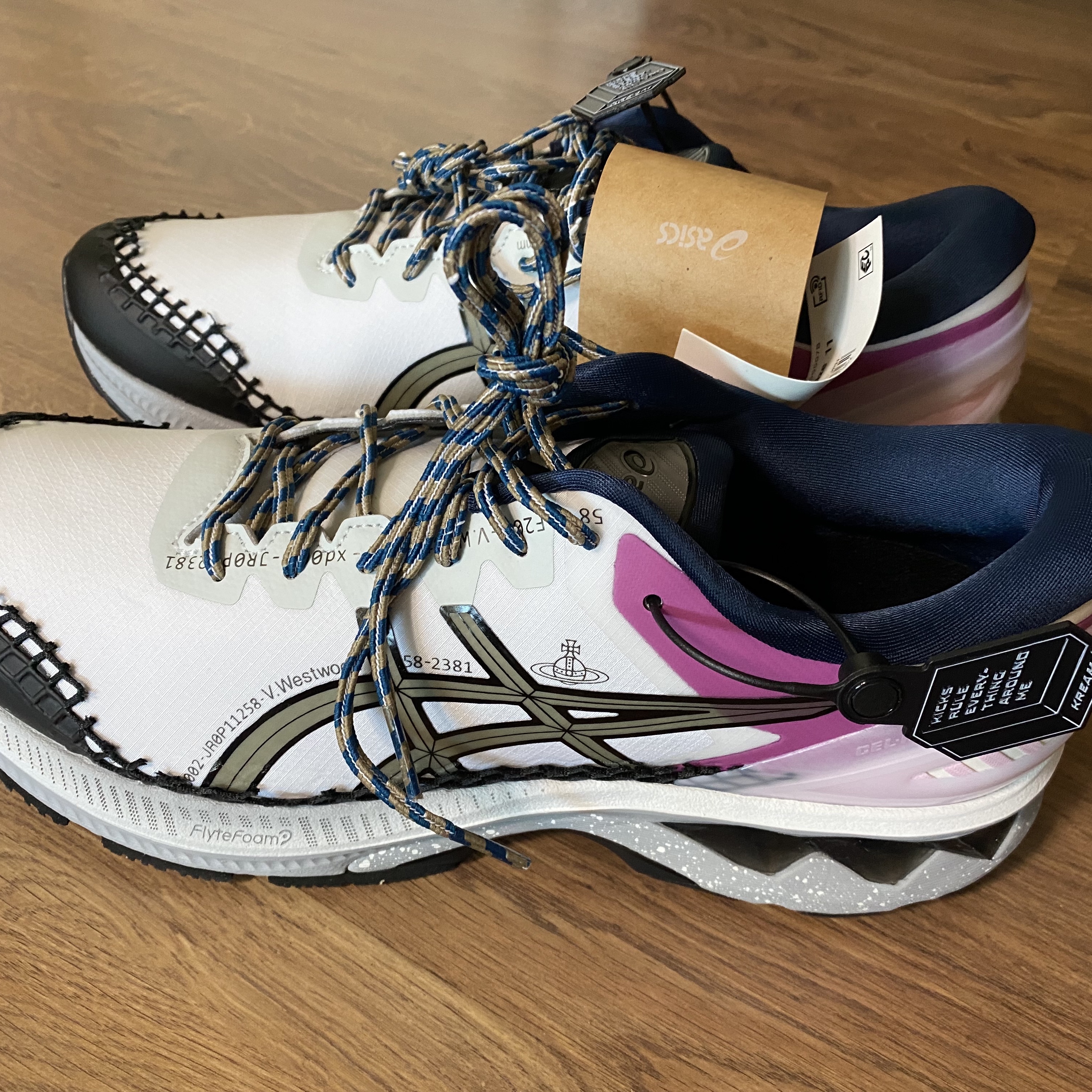 Asics x Vivienne Westwood Gel-Kayano 27 DE White 착용 스타일 - 1
